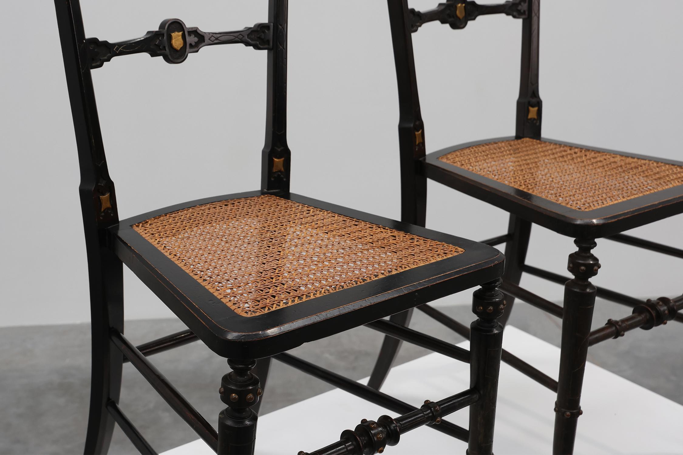 Paar schwarz lackierte und vergoldete englische Beistellstühle aus der viktorianischen Zeit, ca. 1850 (Korbweide) im Angebot