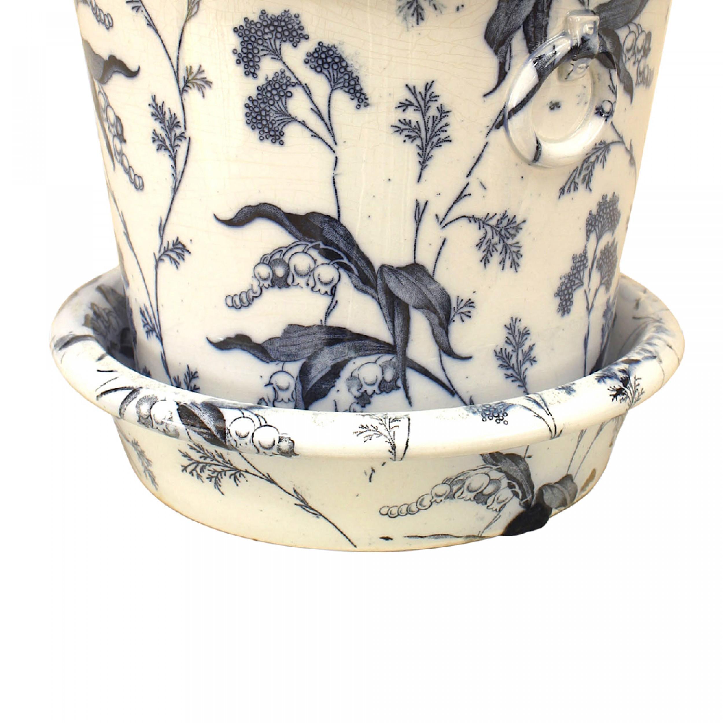 PAIRE de cache-pots anglais de style victorien (20e siècle) bleu et blanc à décor floral avec des côtés en anneau et une base en forme de bol. (PRIX PAR PAIRE)