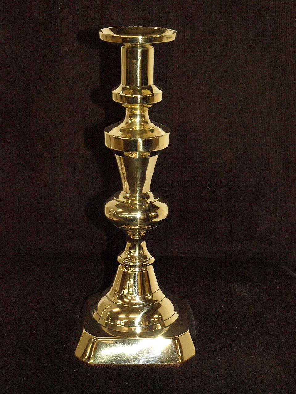Pair of English Victorian brass candlesticks, with nice shape and good weight, minor wear to one rim.