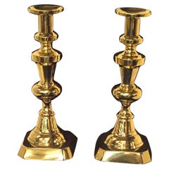 Coppia di candelieri inglesi vittoriani in ottone