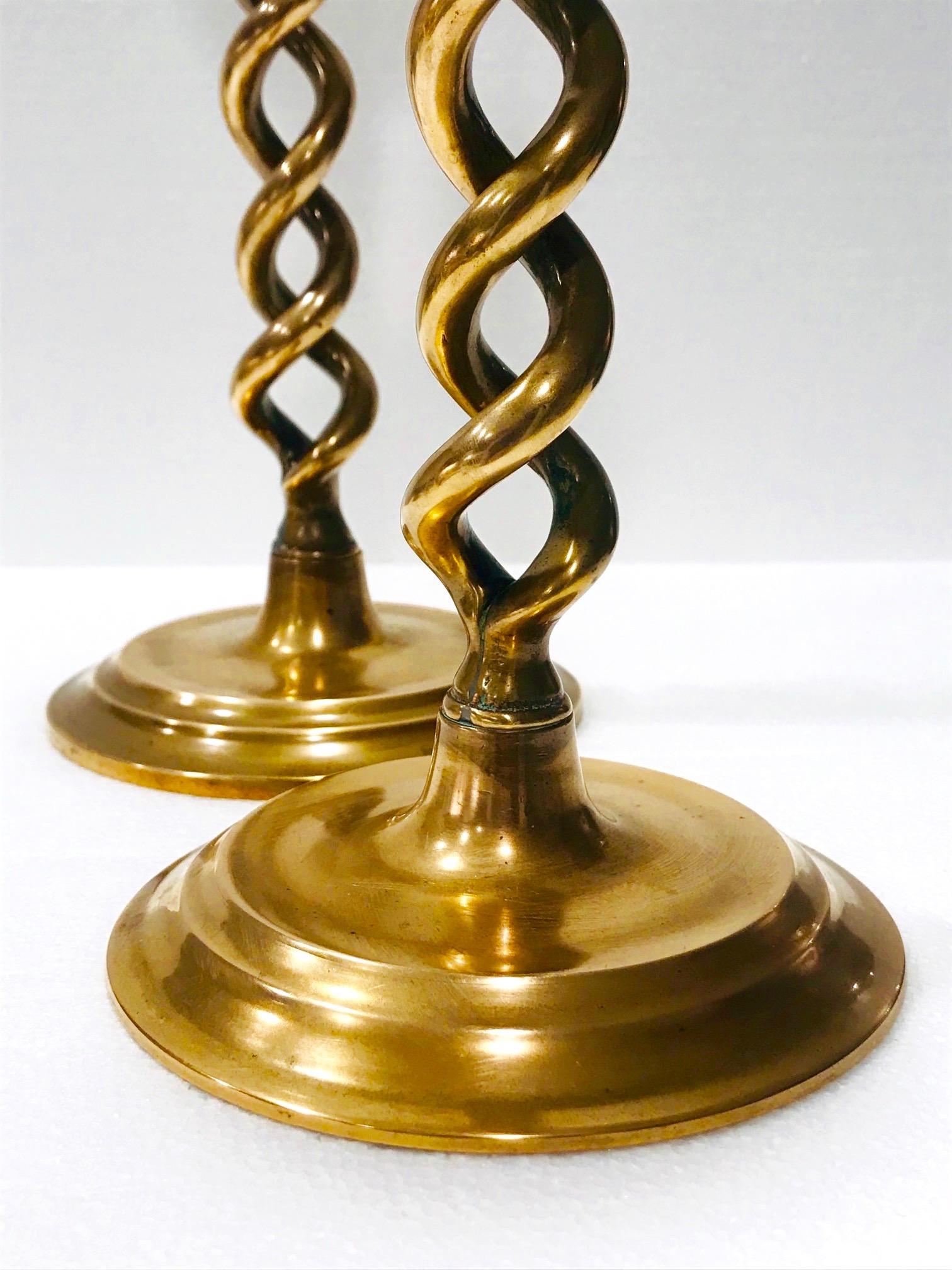 Pair of English Victorian Brass Spiral Candlesticks, Early 20th Century In Good Condition In Fort Lauderdale, FL