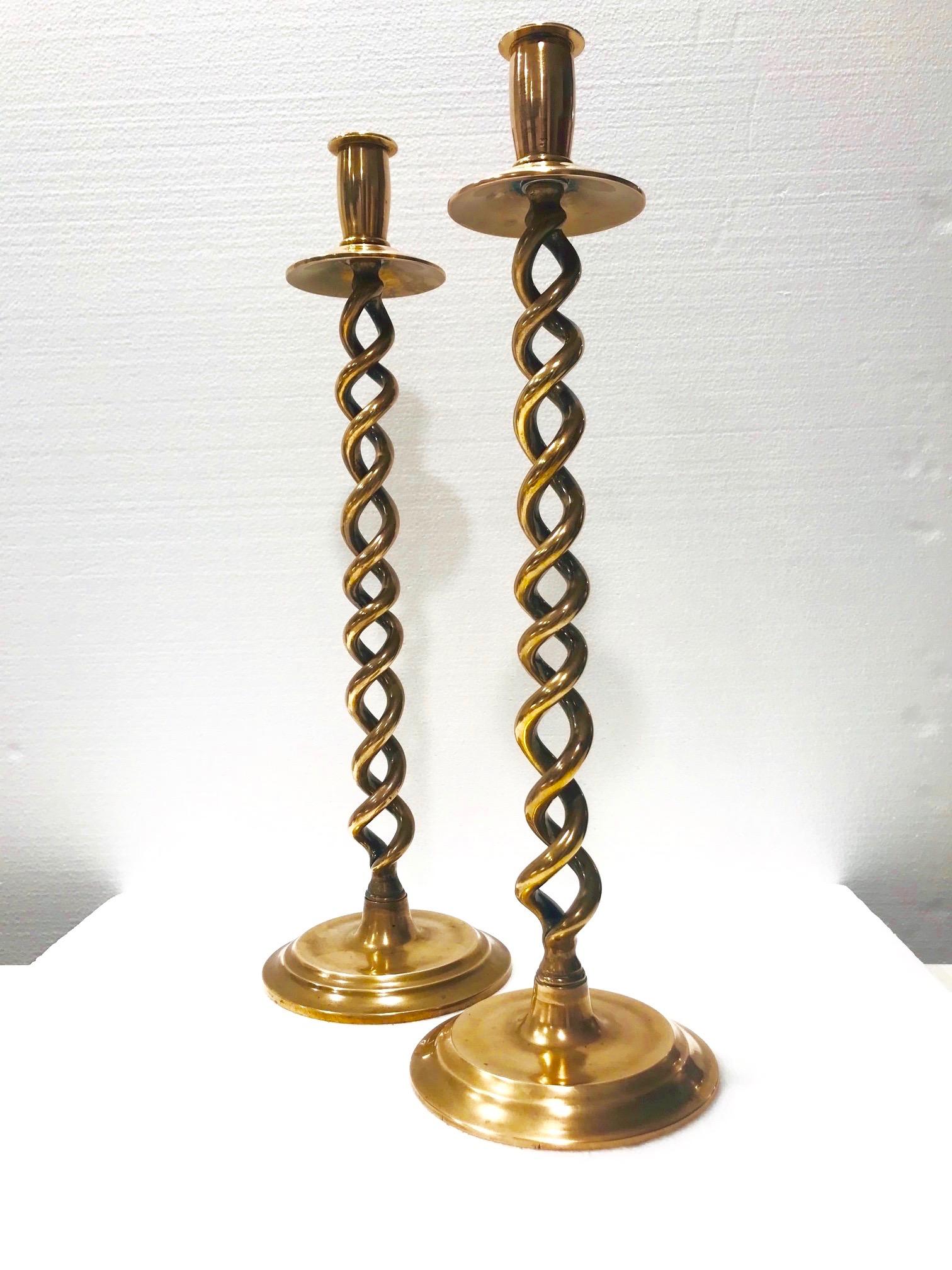Pair of English Victorian Brass Spiral Candlesticks, Early 20th Century 1