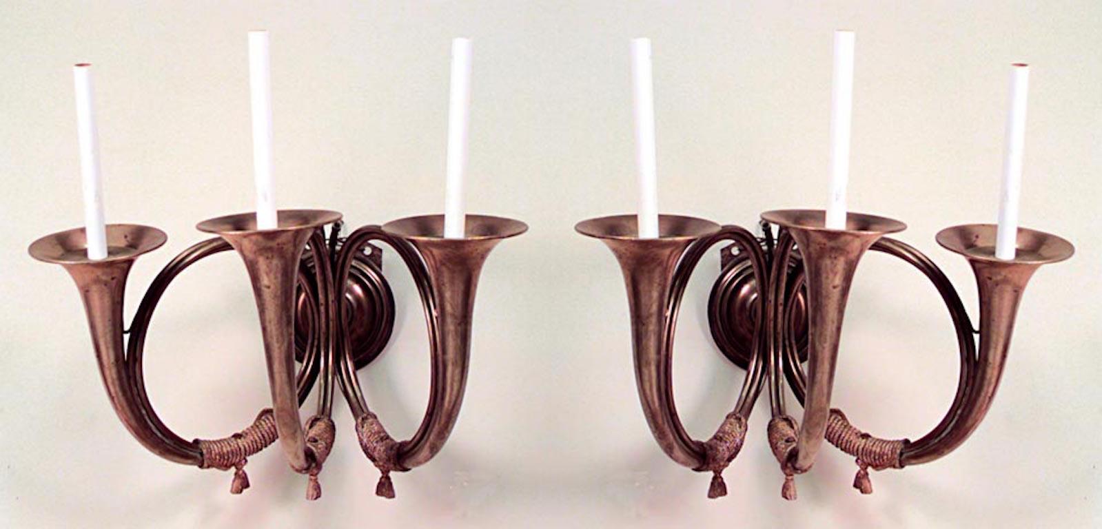 Coppia di appliques inglesi vittoriane in ottone con 3 bracci a corno e finiture in nappa. (PREZZO A COPPIA)
