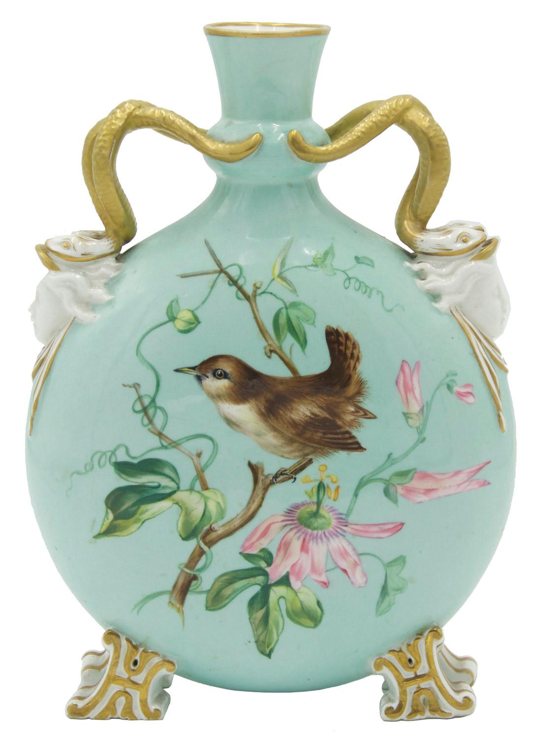 COPPIA di vasi vittoriani inglesi in porcellana celadon Moore in stile Pilgrim con teste di uccelli e manico a serpente. (PREZZO IN COPPIA)