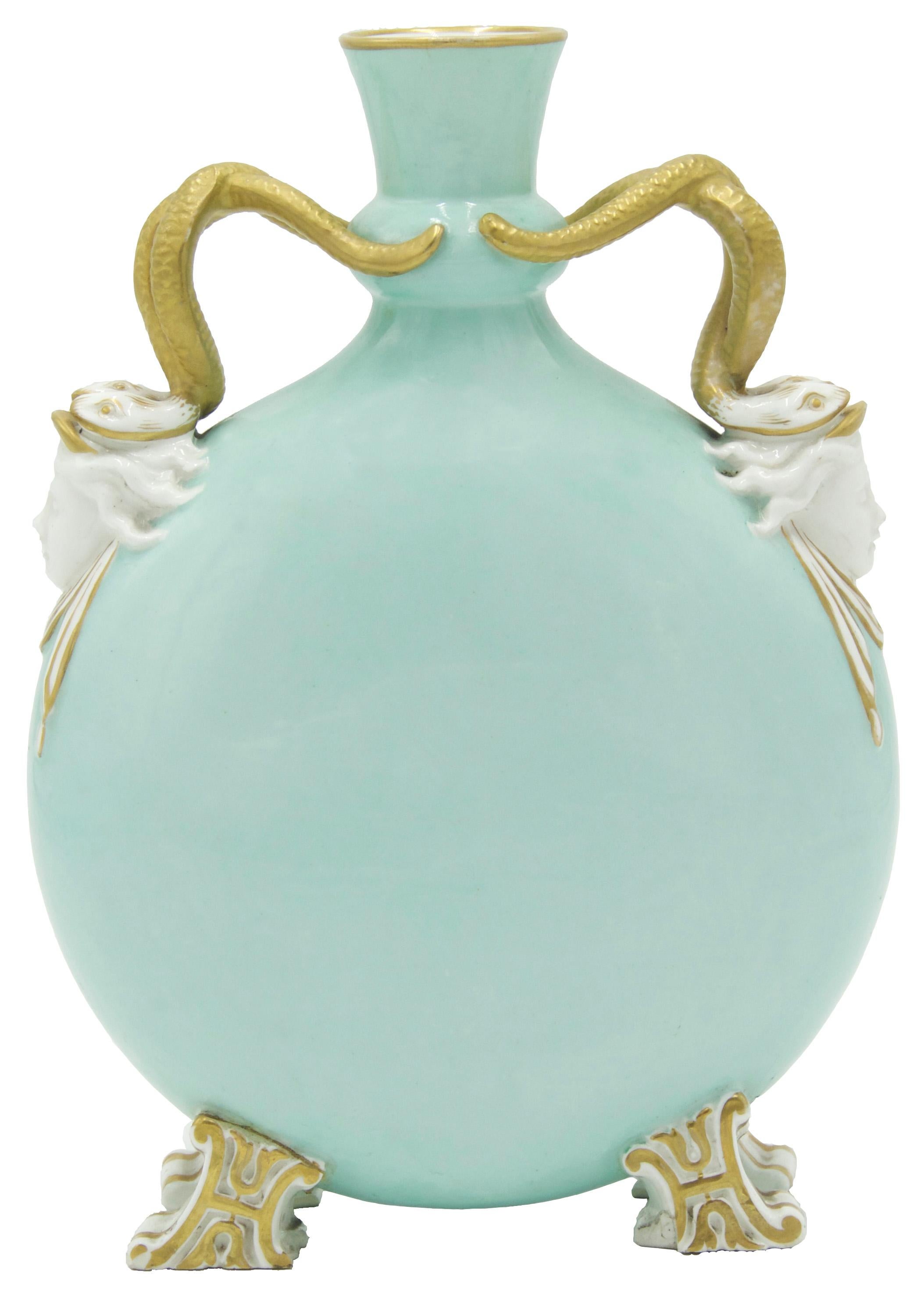 Paar englische viktorianische Celadon-Porzellanvasen aus Celadon im Zustand „Gut“ im Angebot in New York, NY