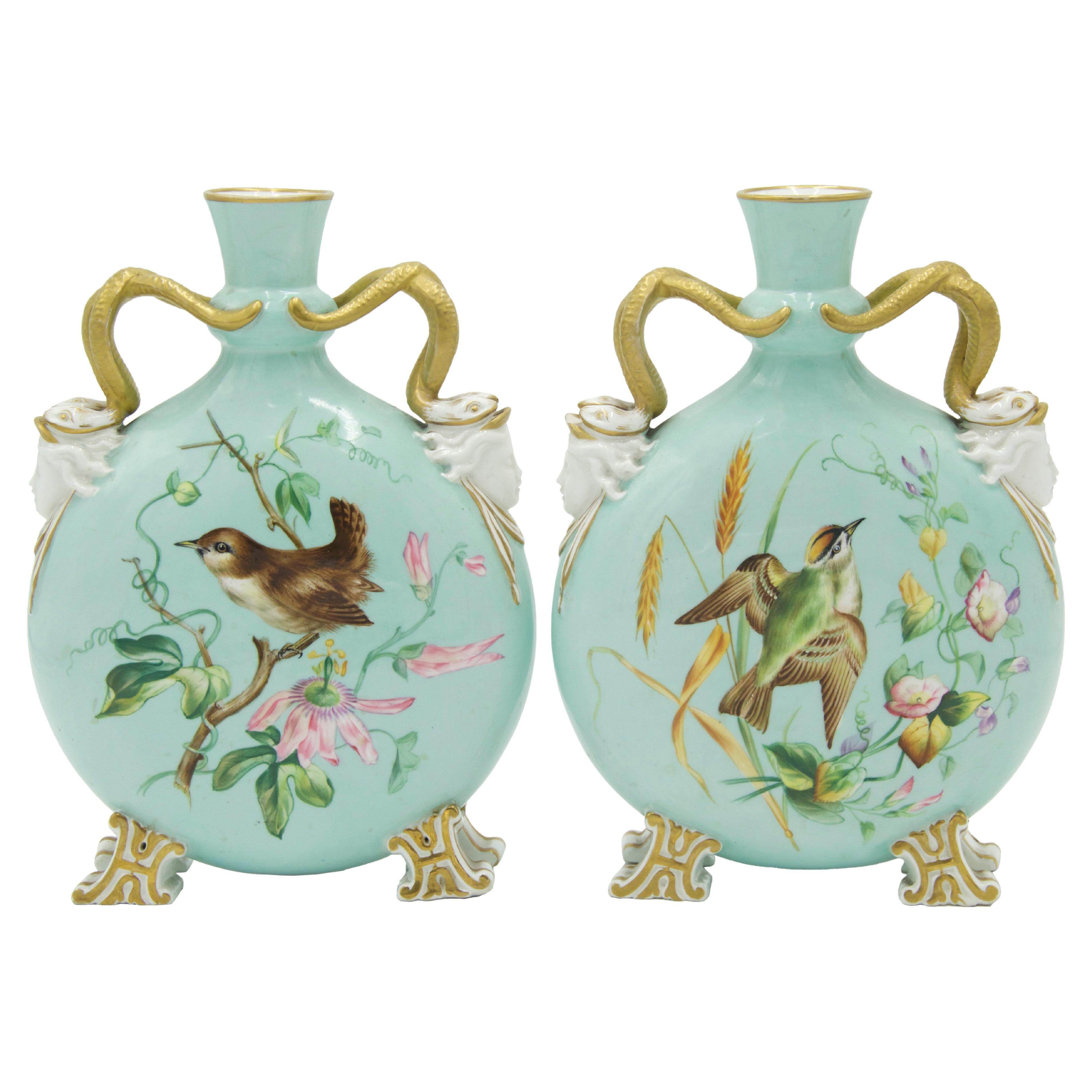 Paar englische viktorianische Celadon-Porzellanvasen aus Celadon im Angebot