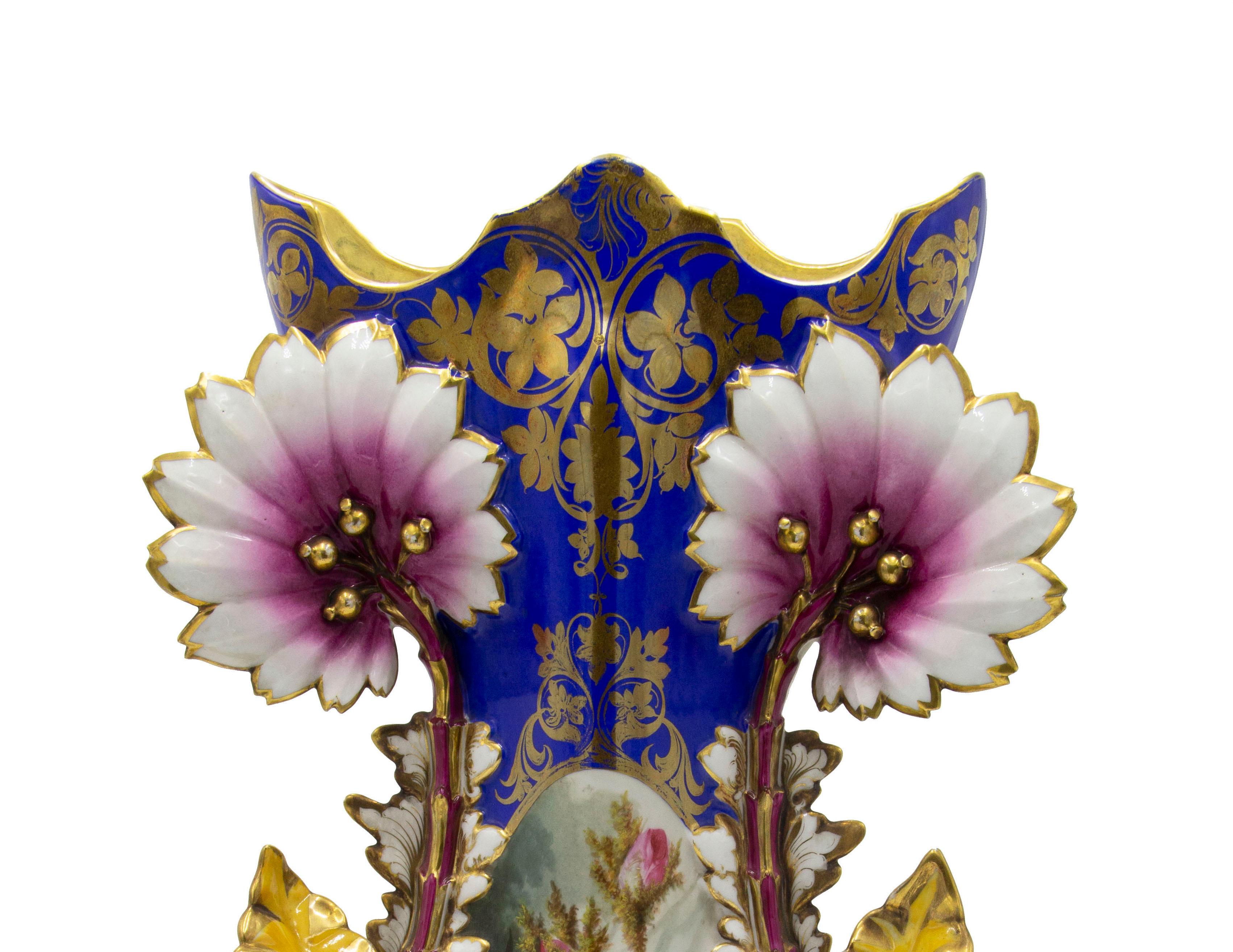 Paire de vases en porcelaine de Chelsea de l'époque victorienne anglaise, avec des garnitures bleues et dorées, des poignées florales et des fleurs peintes. (PRIX PAR Paire)
