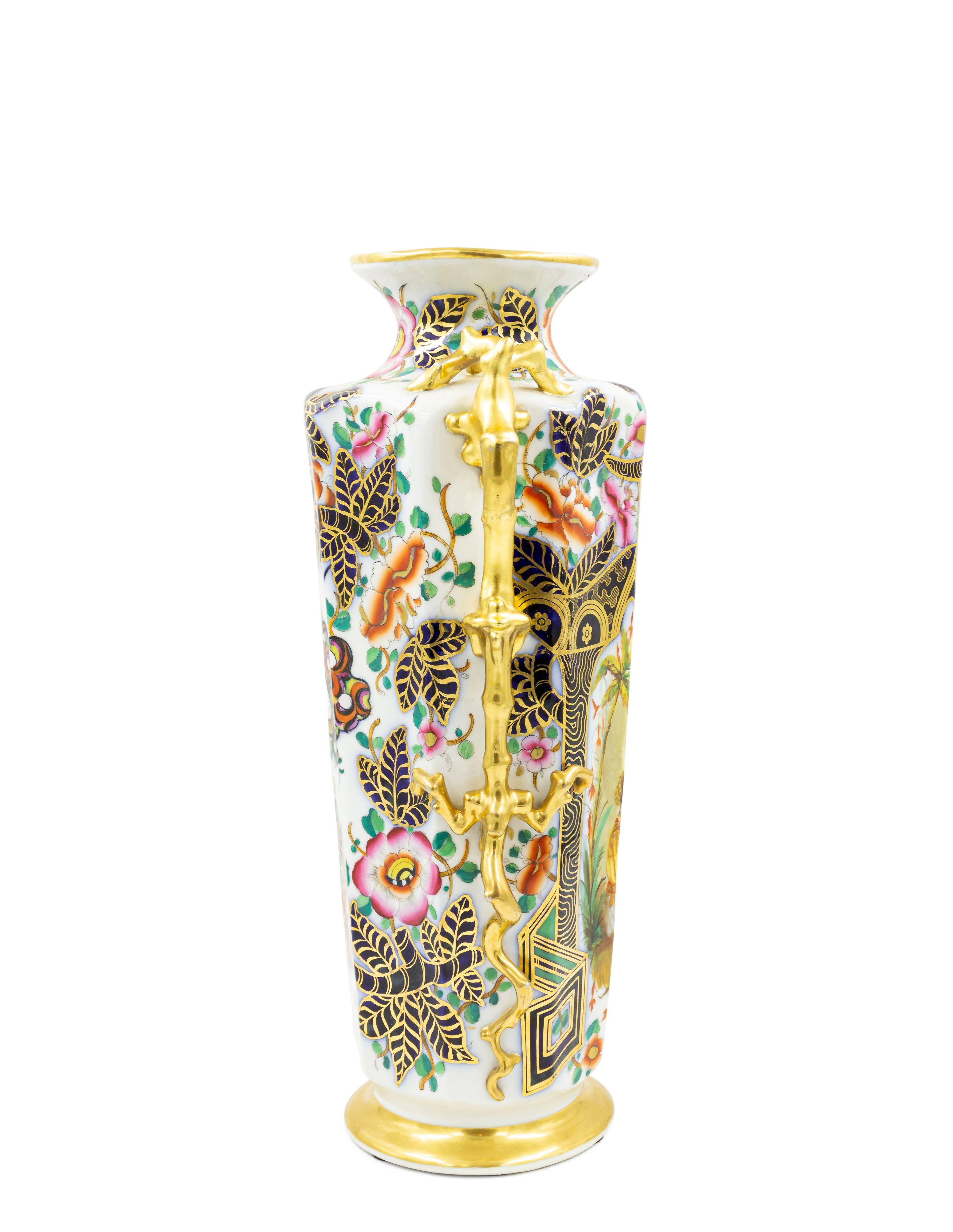 XIXe siècle Paire de vases en porcelaine anglaise de style victorien et chinoiserie en vente