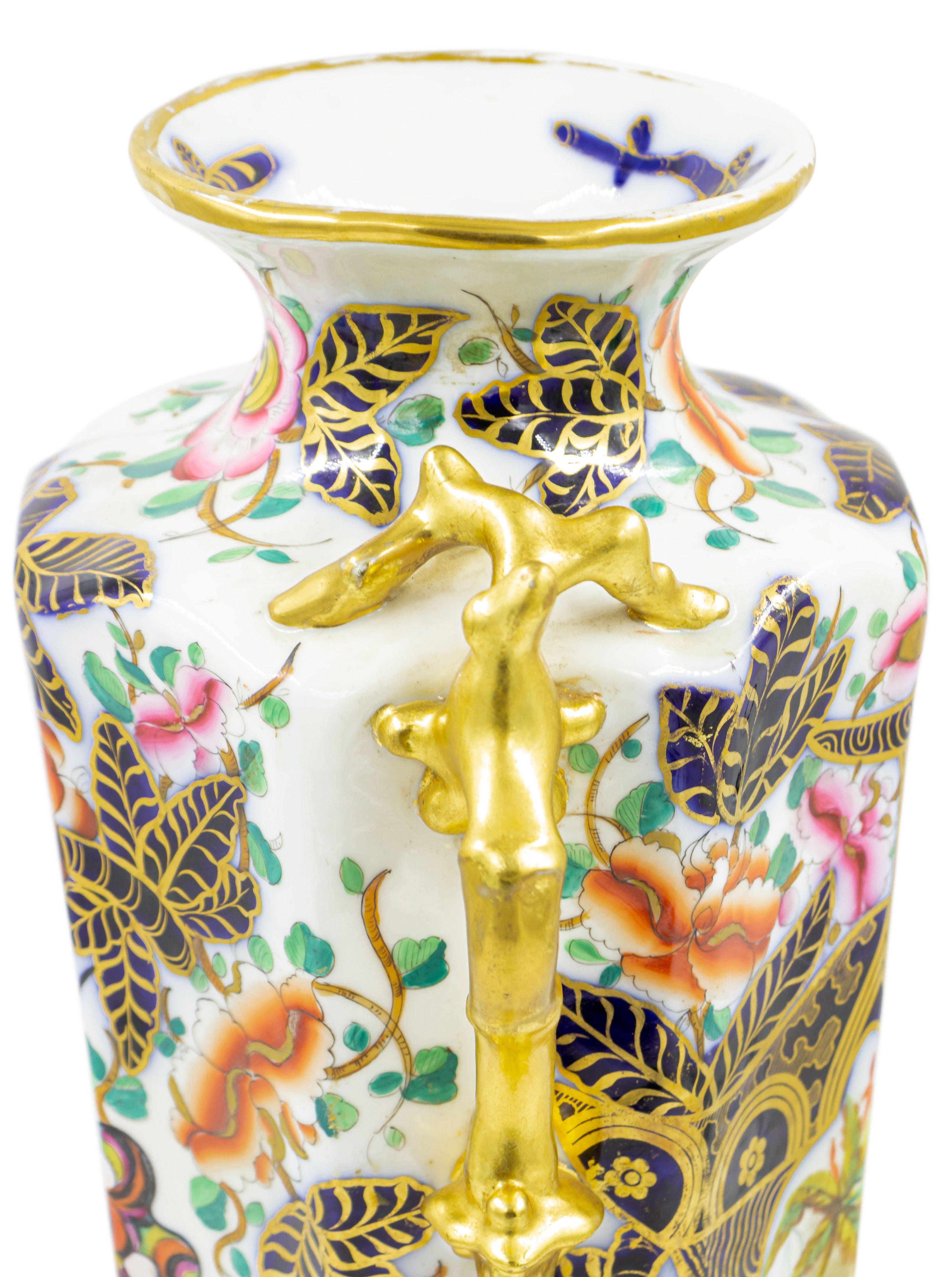 Porcelaine Paire de vases en porcelaine anglaise de style victorien et chinoiserie en vente