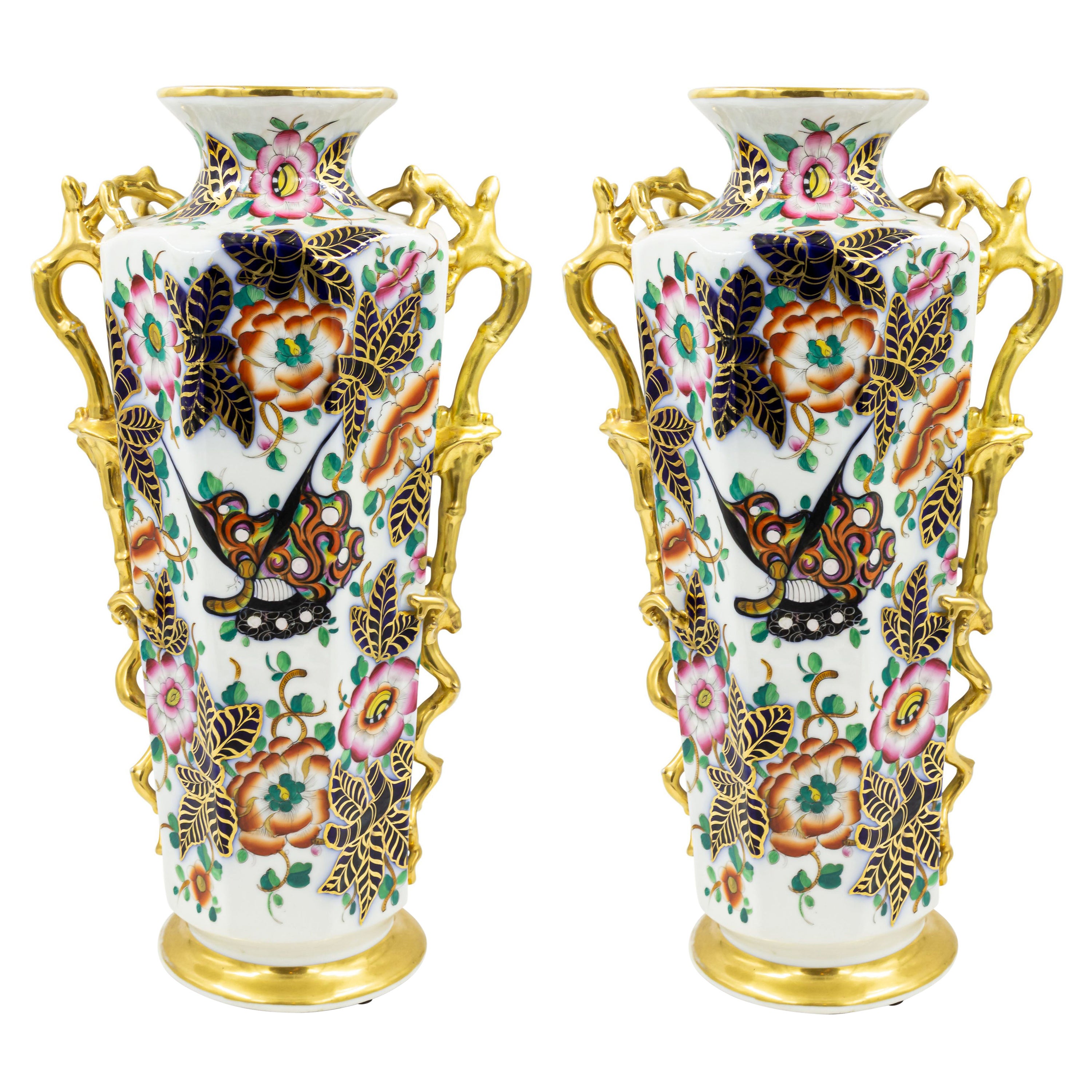 Pareja de jarrones ingleses victorianos de porcelana chinoiserie