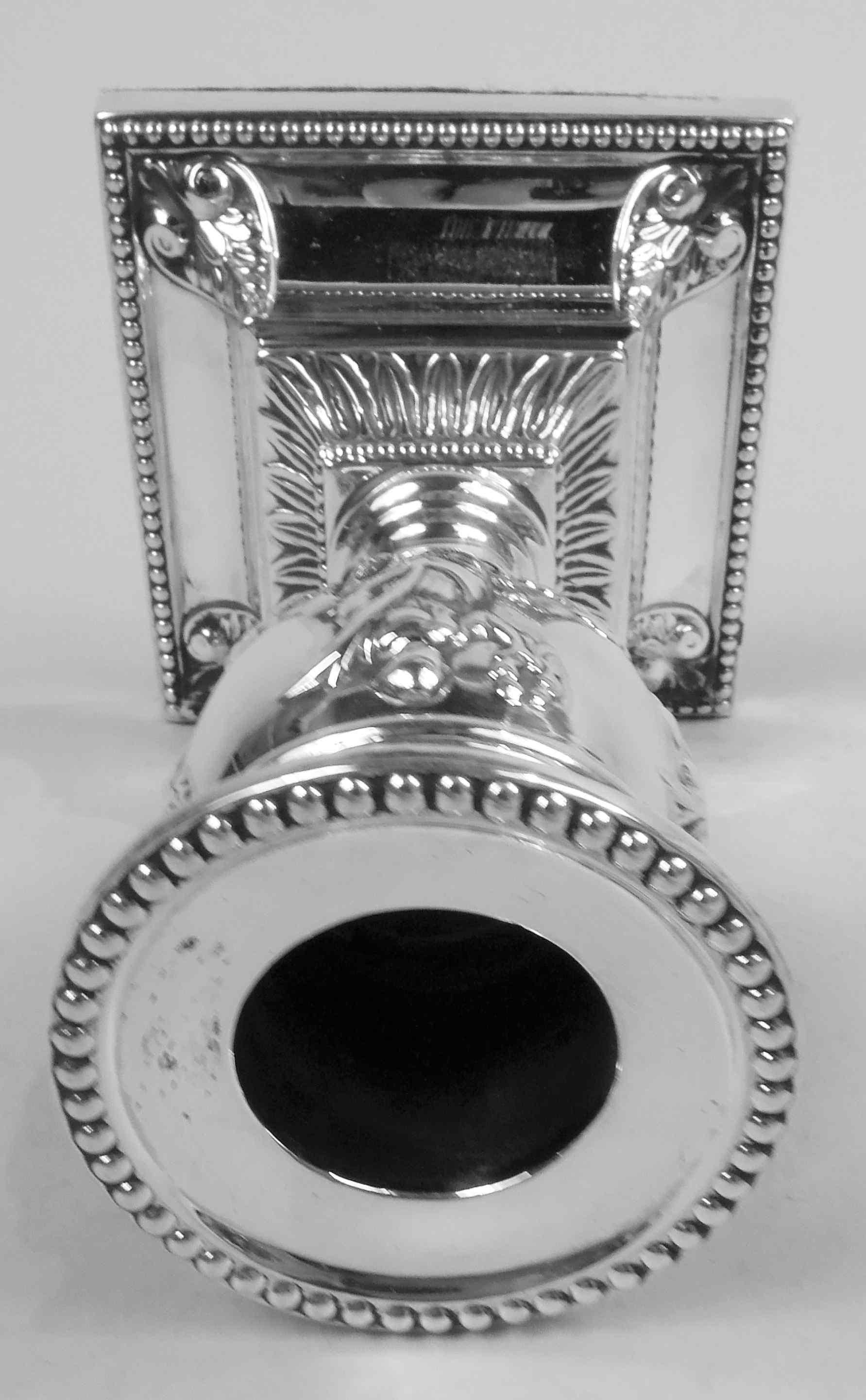 Paire de chandeliers classiques victoriens anglais en argent sterling, 1881 2