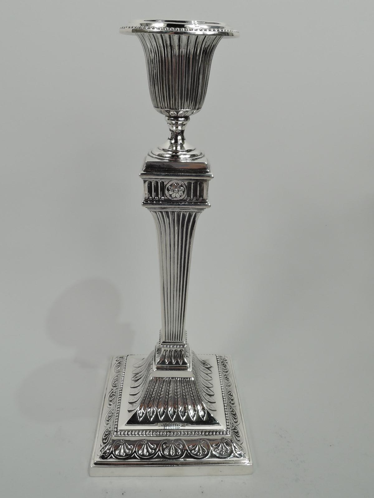 Paire de chandeliers classiques en argent sterling de l'époque victorienne. Fabriqué par Elkington & Co. à Birmingham en 1894. Chaque : Pilier effilé et cannelé sur un pied surélevé et carré. Douille cannelée avec bobèche amovible sur pied rond et à