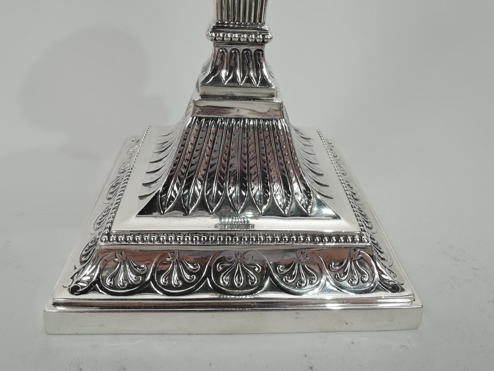 Pareja de candelabros clásicos ingleses victorianos de plata de ley en Bueno estado para la venta en New York, NY