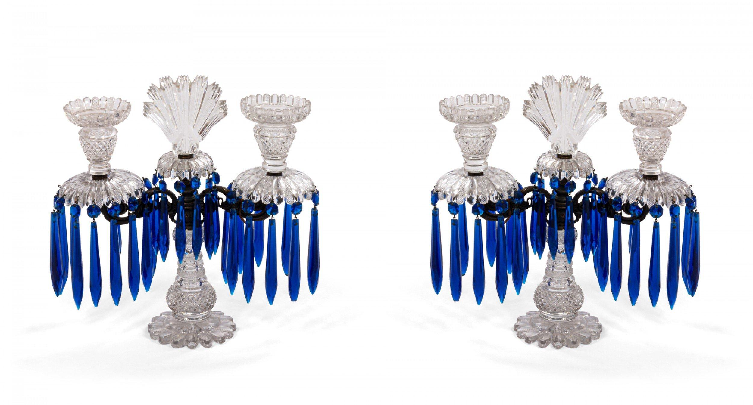 Ein Paar englische viktorianische Kandelaber aus geschliffenem Kristall mit blauen Prismen und 2 Armen, die von einer eisernen Schnecke unter einer fächerförmigen Spitze mit einem gezackten Sockel getragen werden. (PREIS ALS PAAR).
 