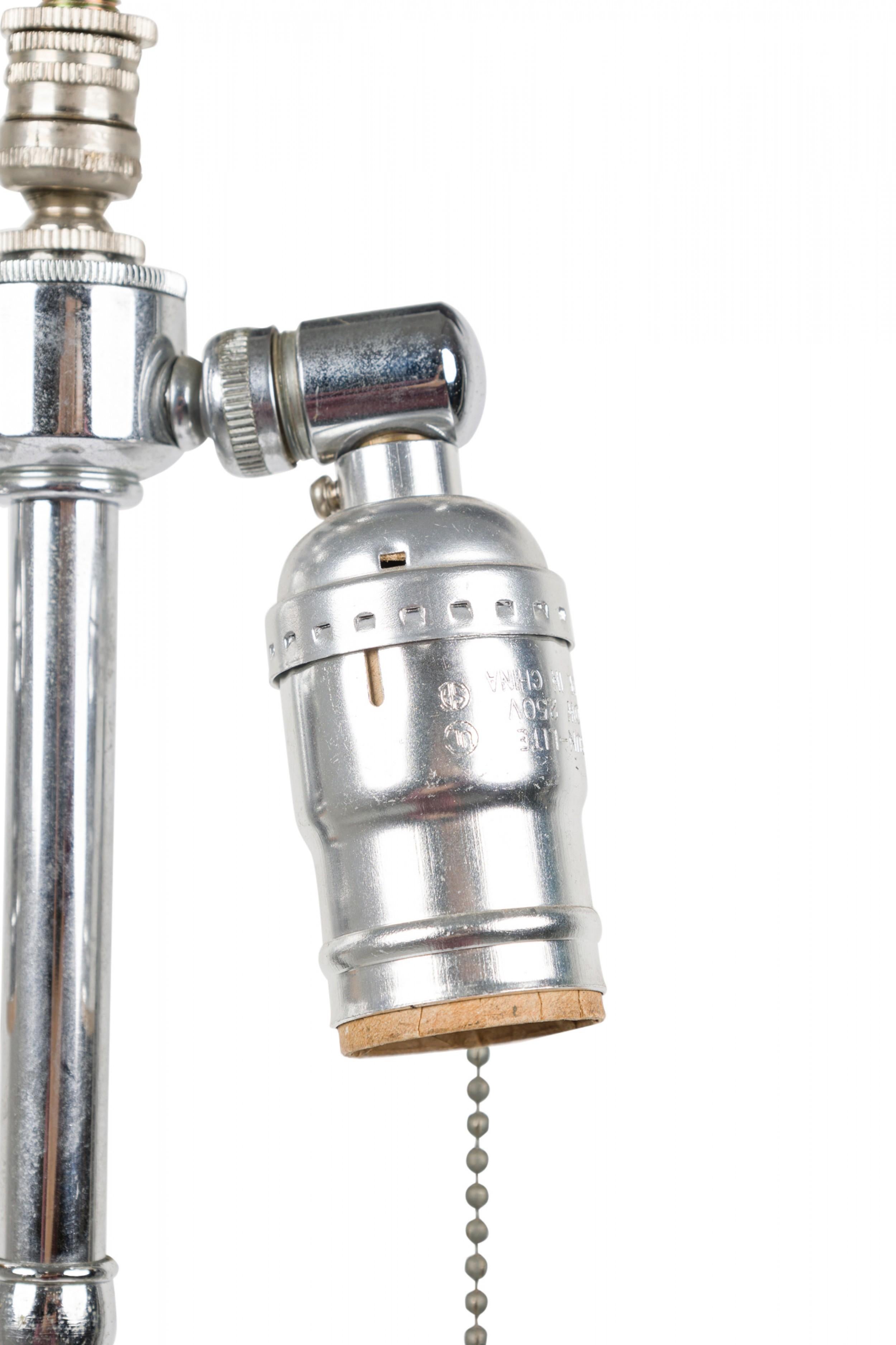 Paire de lampes de bureau anglaises victoriennes en cristal taillé avec abat-jours tourbillonnants pliés en vente 3