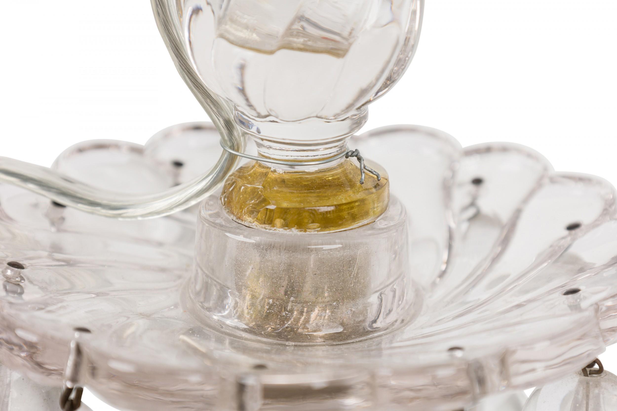 Paire de lampes de bureau anglaises victoriennes en cristal taillé avec abat-jours tourbillonnants pliés en vente 4
