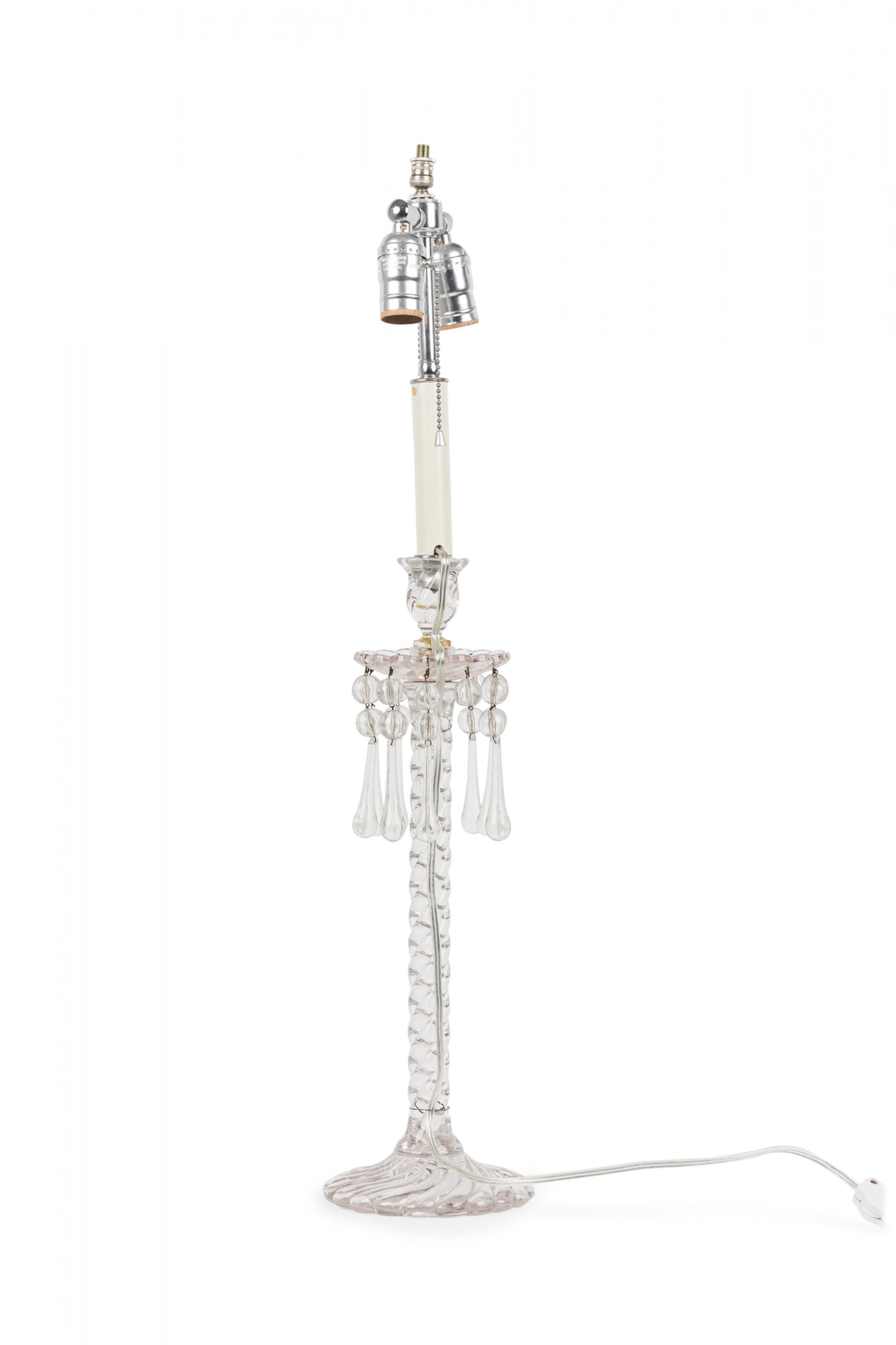 Britannique Paire de lampes de bureau anglaises victoriennes en cristal taillé avec abat-jours tourbillonnants pliés en vente