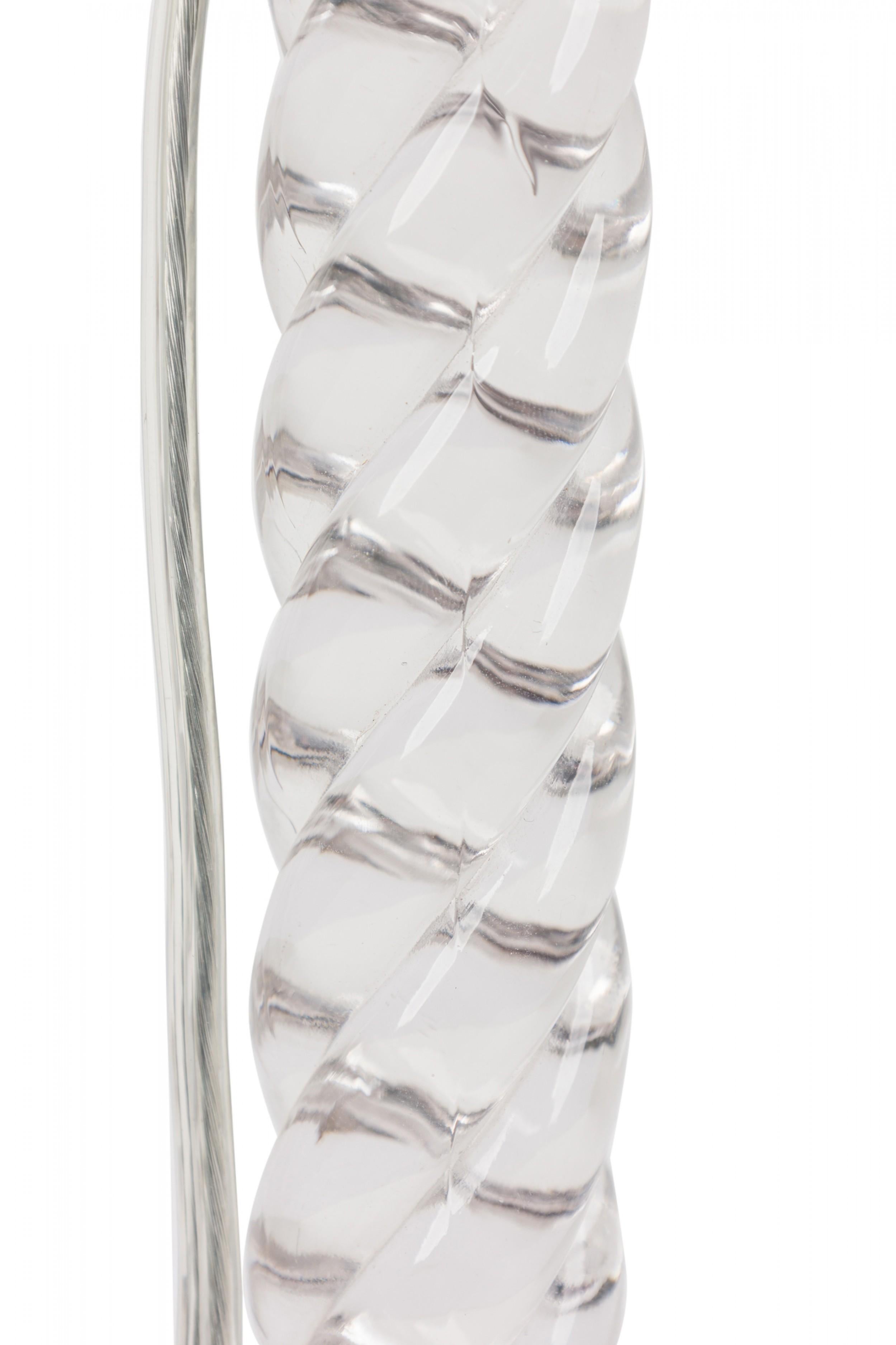 Fait main Paire de lampes de bureau anglaises victoriennes en cristal taillé avec abat-jours tourbillonnants pliés en vente