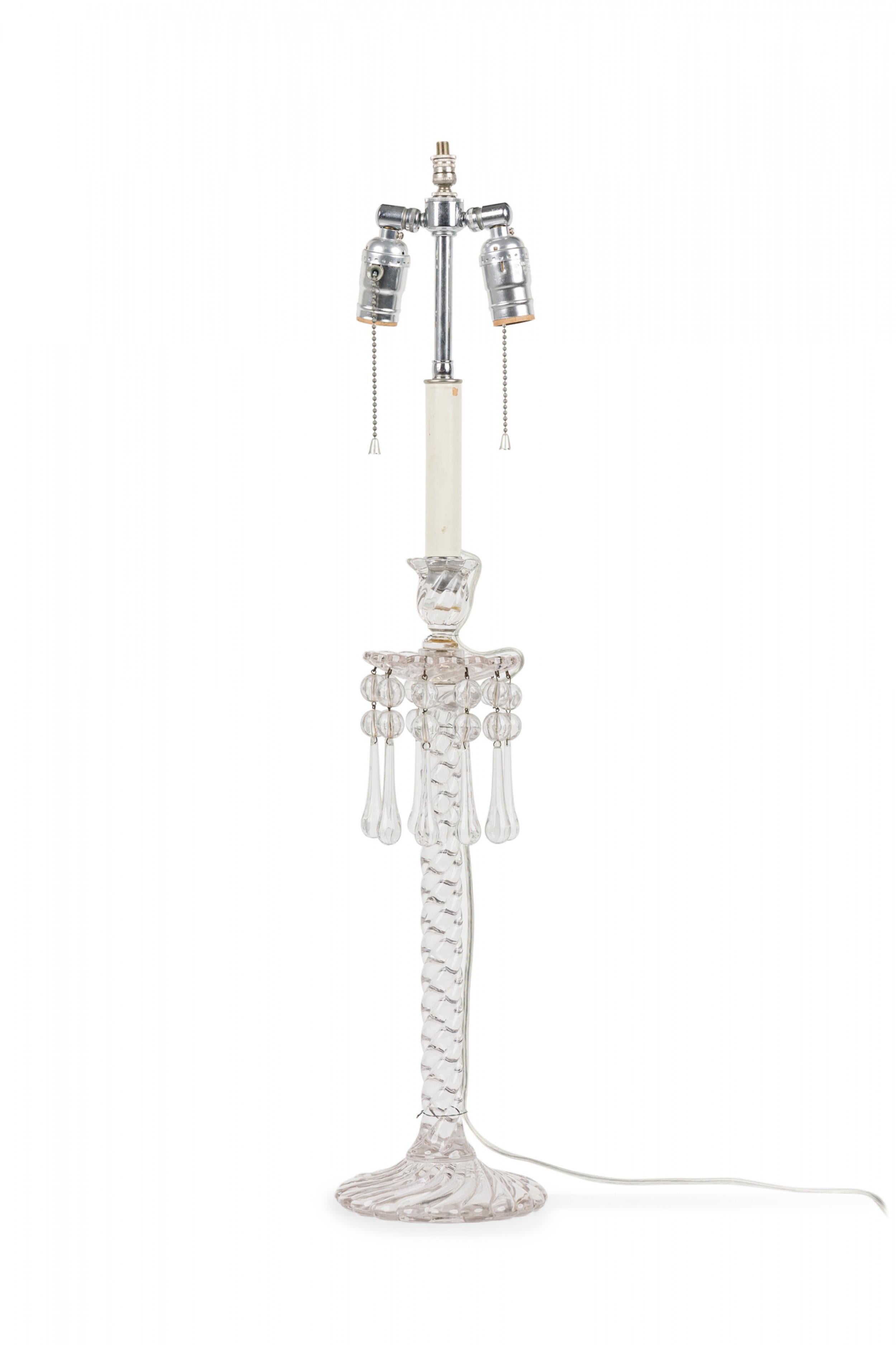 Paire de lampes de bureau anglaises victoriennes en cristal taillé avec abat-jours tourbillonnants pliés Bon état - En vente à Queens, NY
