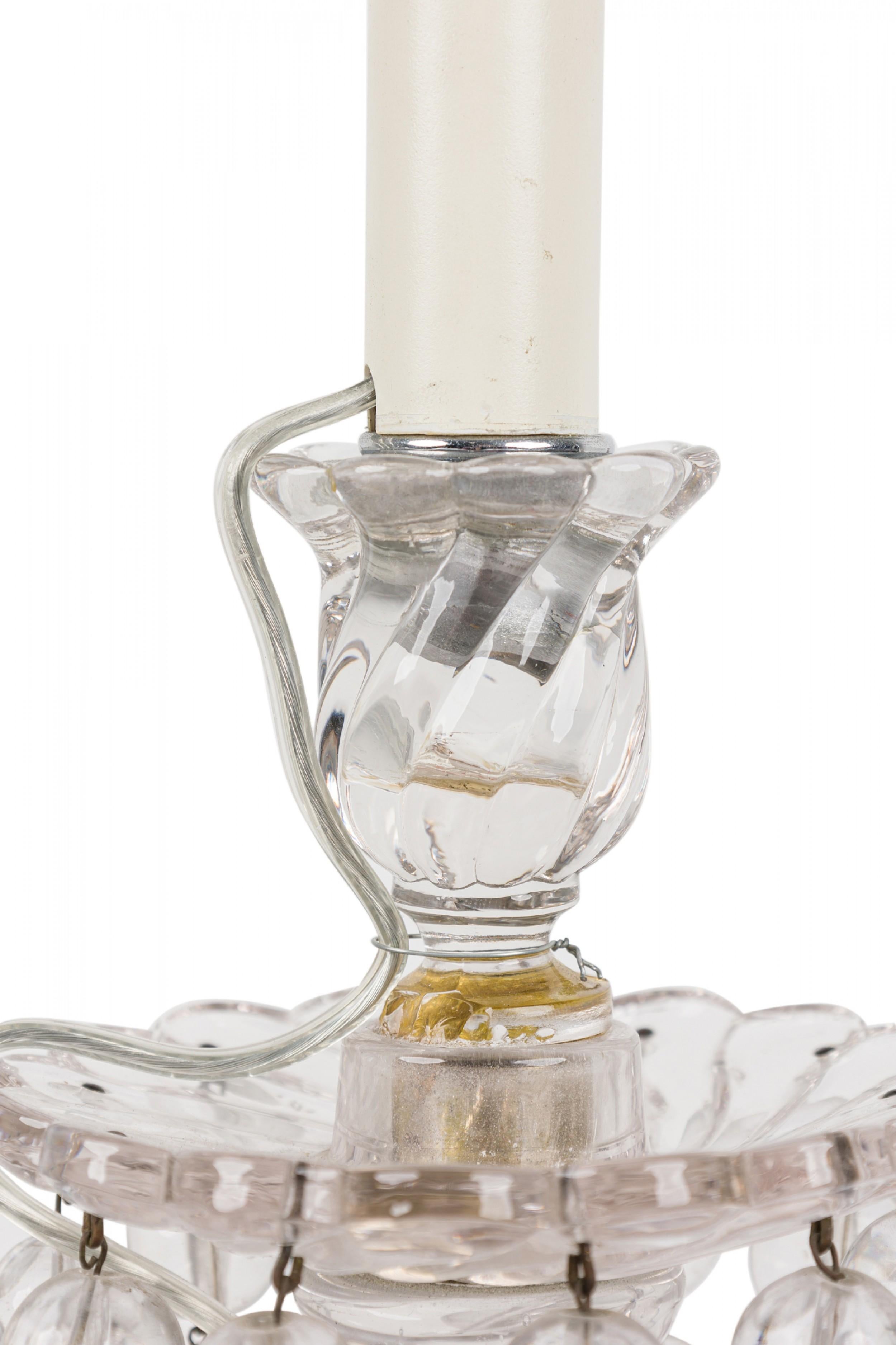 20ième siècle Paire de lampes de bureau anglaises victoriennes en cristal taillé avec abat-jours tourbillonnants pliés en vente