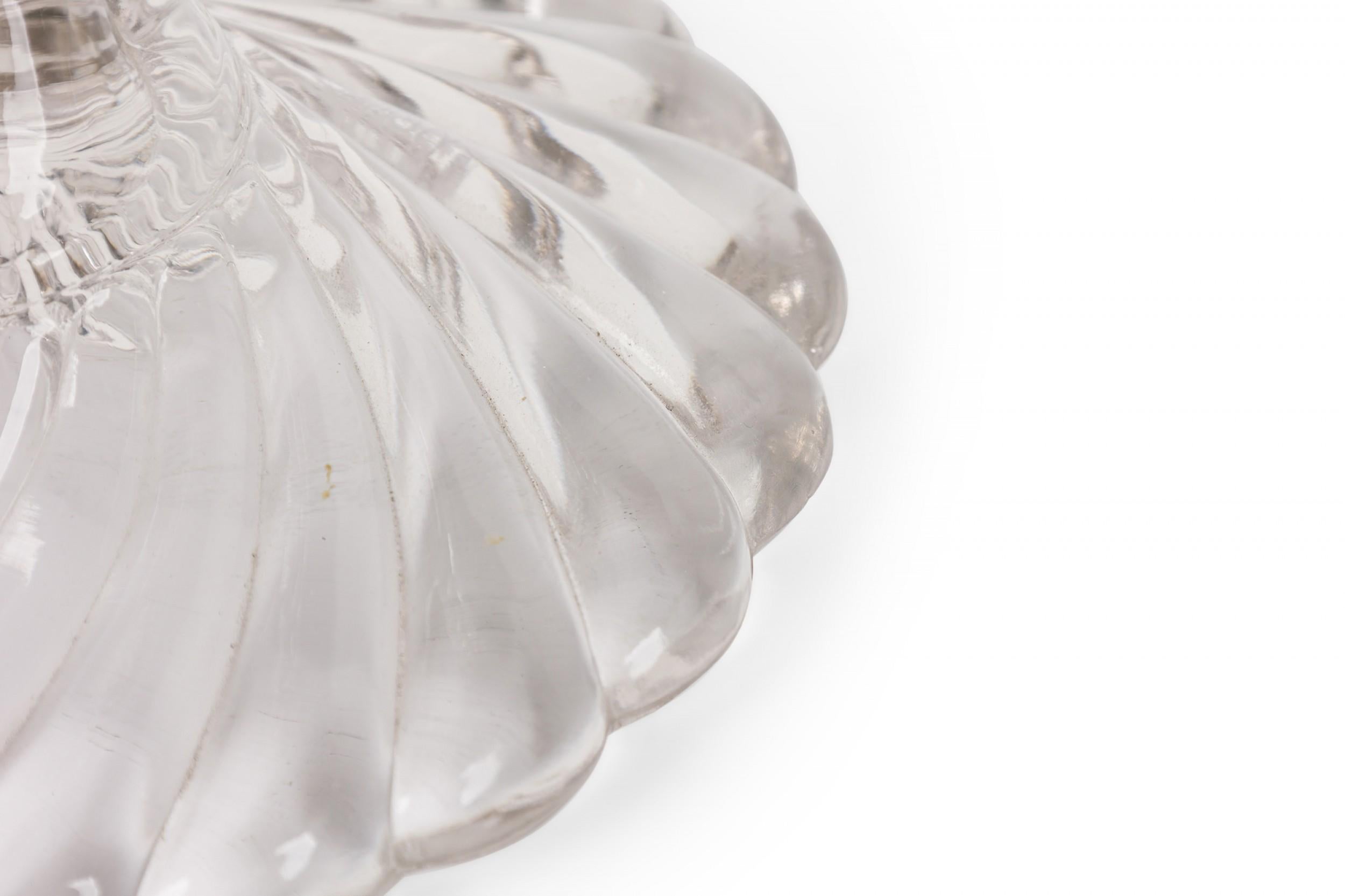 Paire de lampes de bureau anglaises victoriennes en cristal taillé avec abat-jours tourbillonnants pliés en vente 1