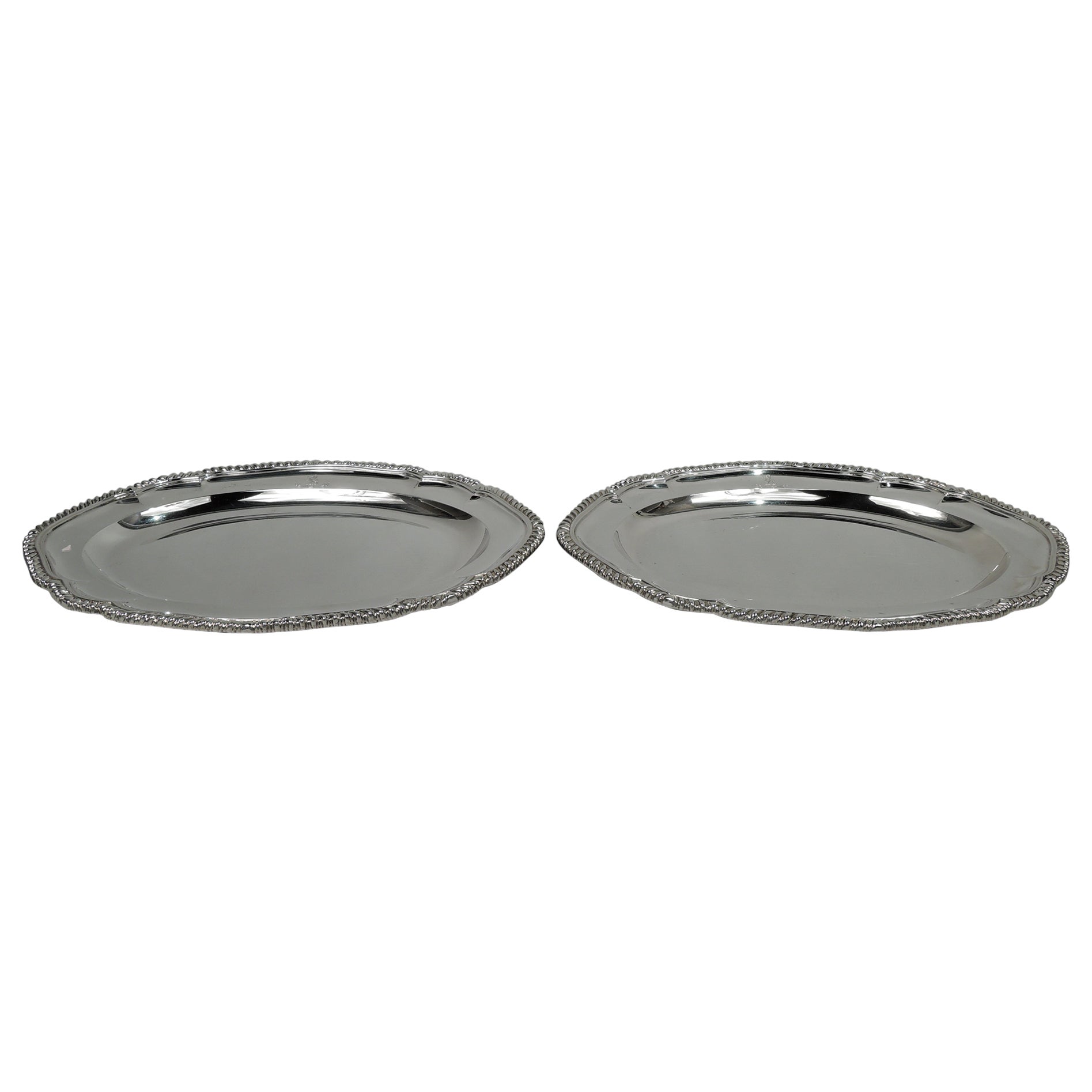 Coppia di vassoi da portata in argento sterling di epoca vittoriana inglese, 1846