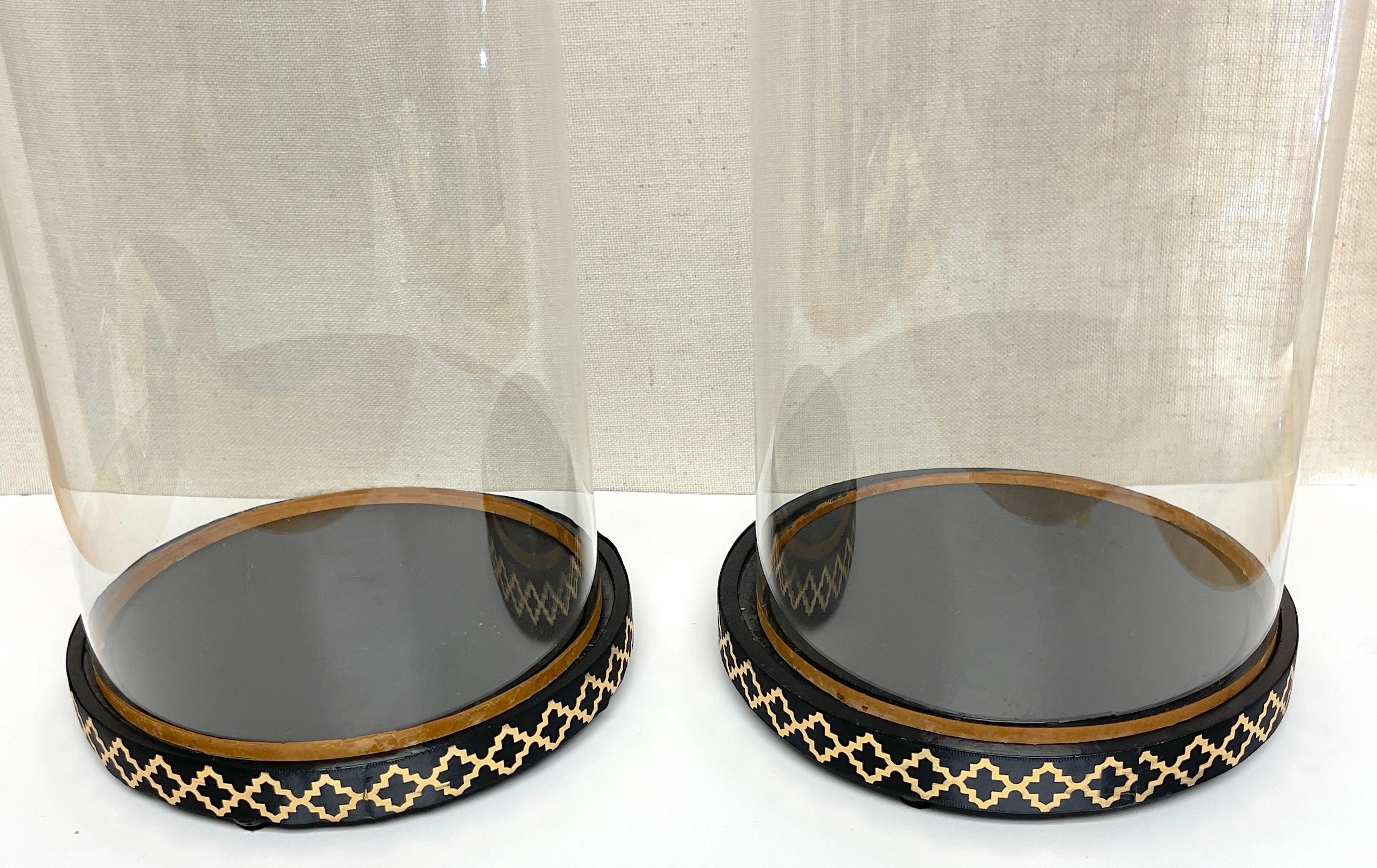 Apogée victorien Paire de dômes/horloges de présentation en verre de style victorien anglais avec supports en vente
