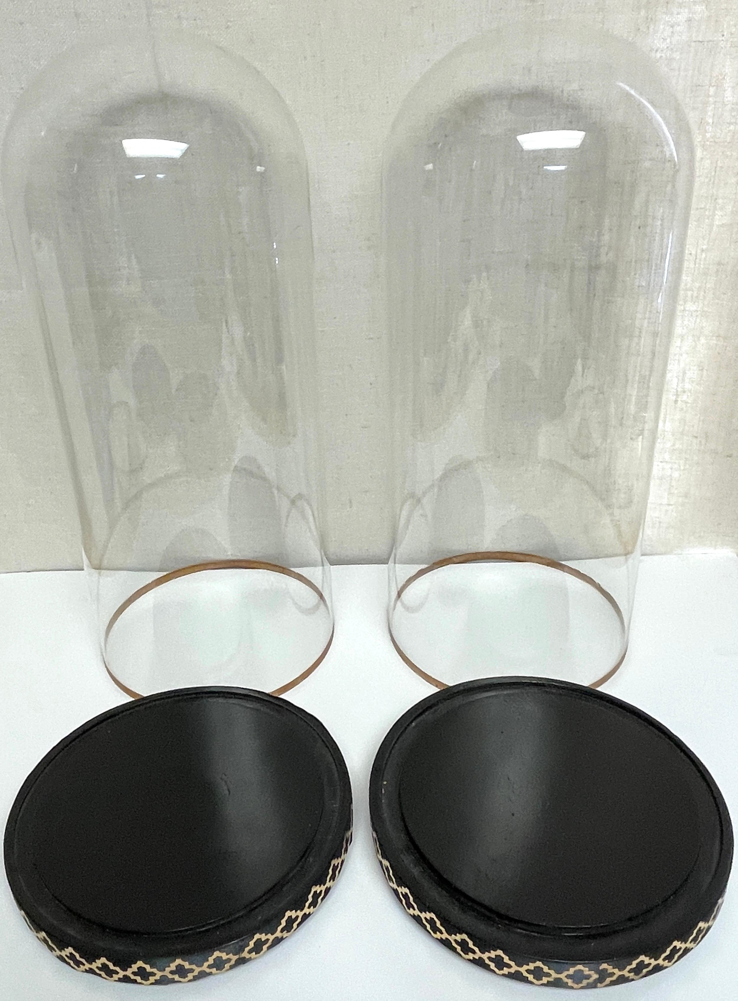 Anglais Paire de dômes/horloges de présentation en verre de style victorien anglais avec supports en vente