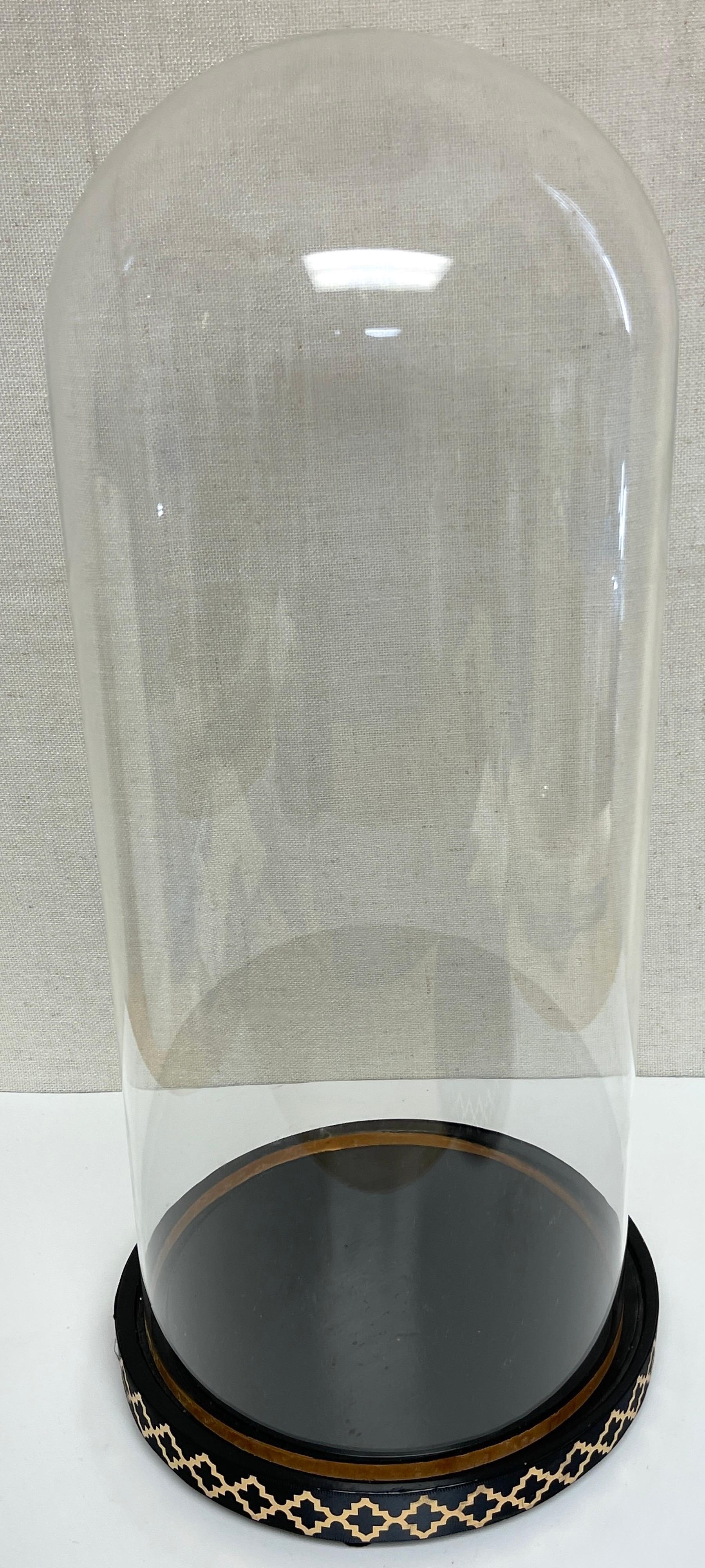 Tourné Paire de dômes/horloges de présentation en verre de style victorien anglais avec supports en vente