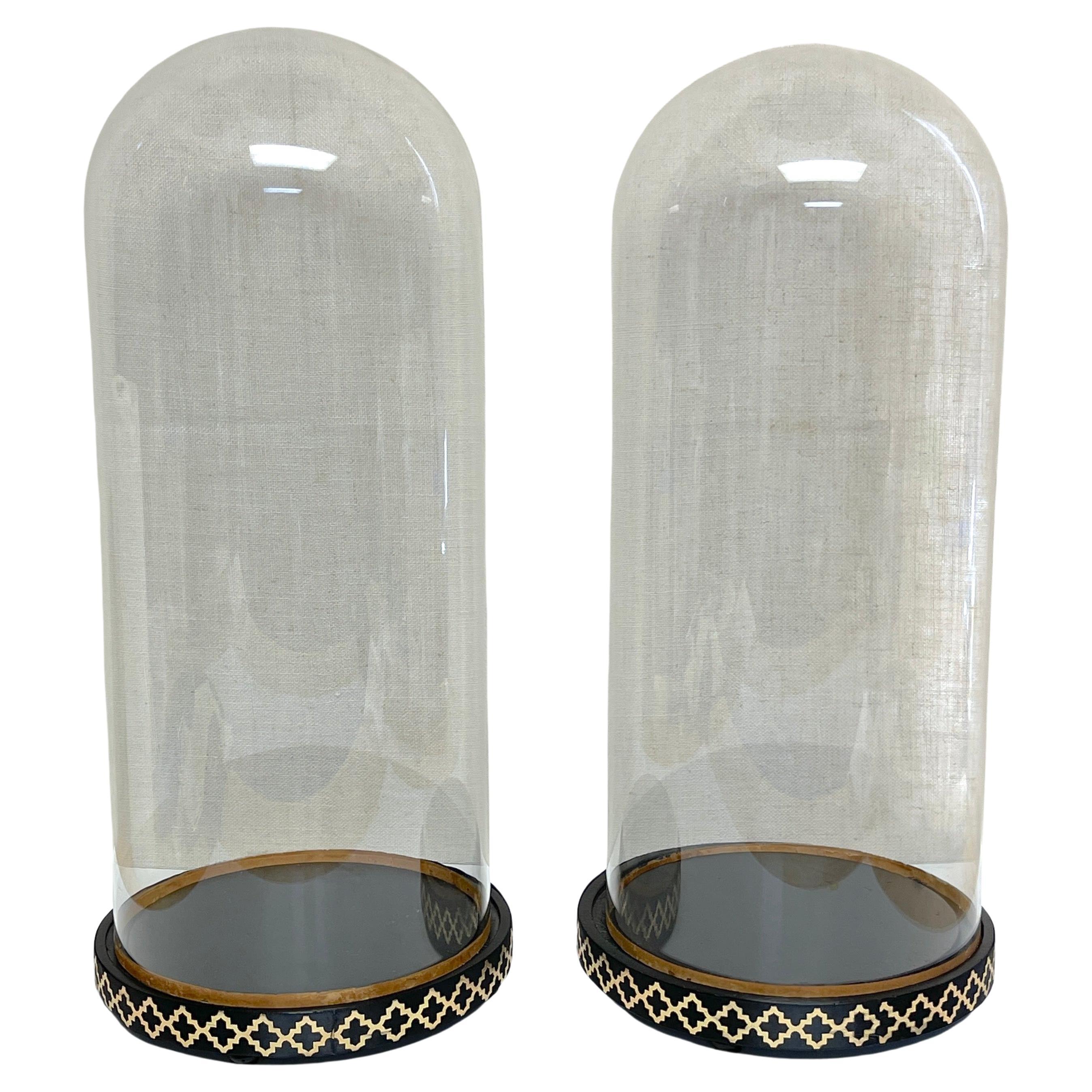 Paire de dômes/horloges de présentation en verre de style victorien anglais avec supports en vente