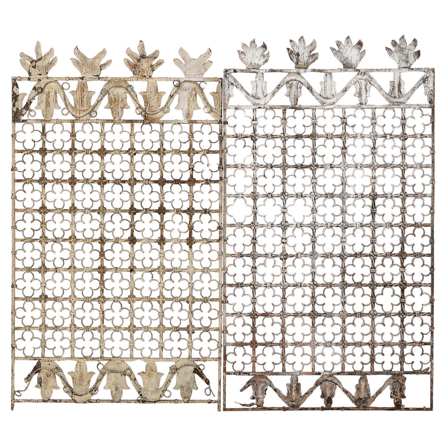 Paire de portes en fer gothiques anglaises de l'époque victorienne