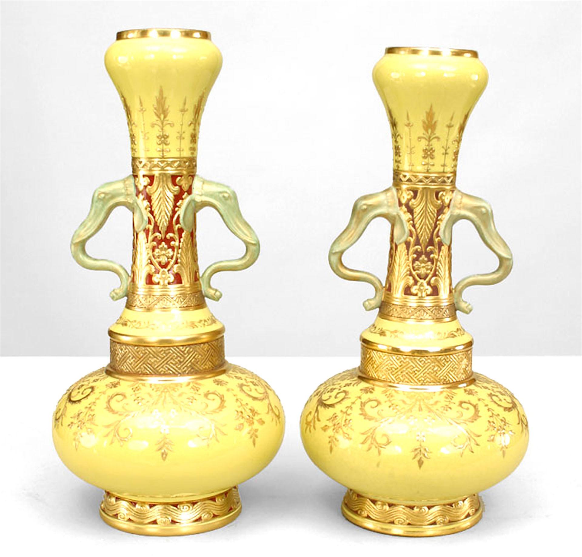 Pareja de floreros ingleses victorianos de porcelana amarilla Minton Victoriano en venta