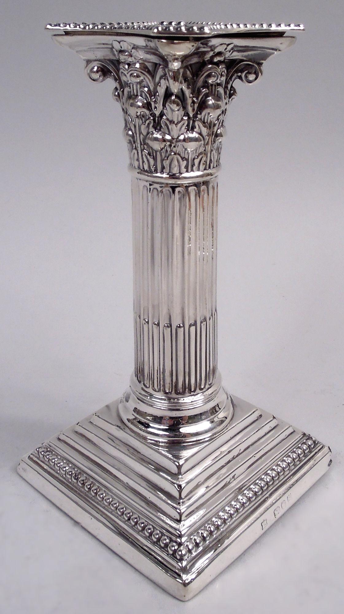 Britannique Paire de chandeliers à colonne de style néoclassique victorien anglais 1893 en vente