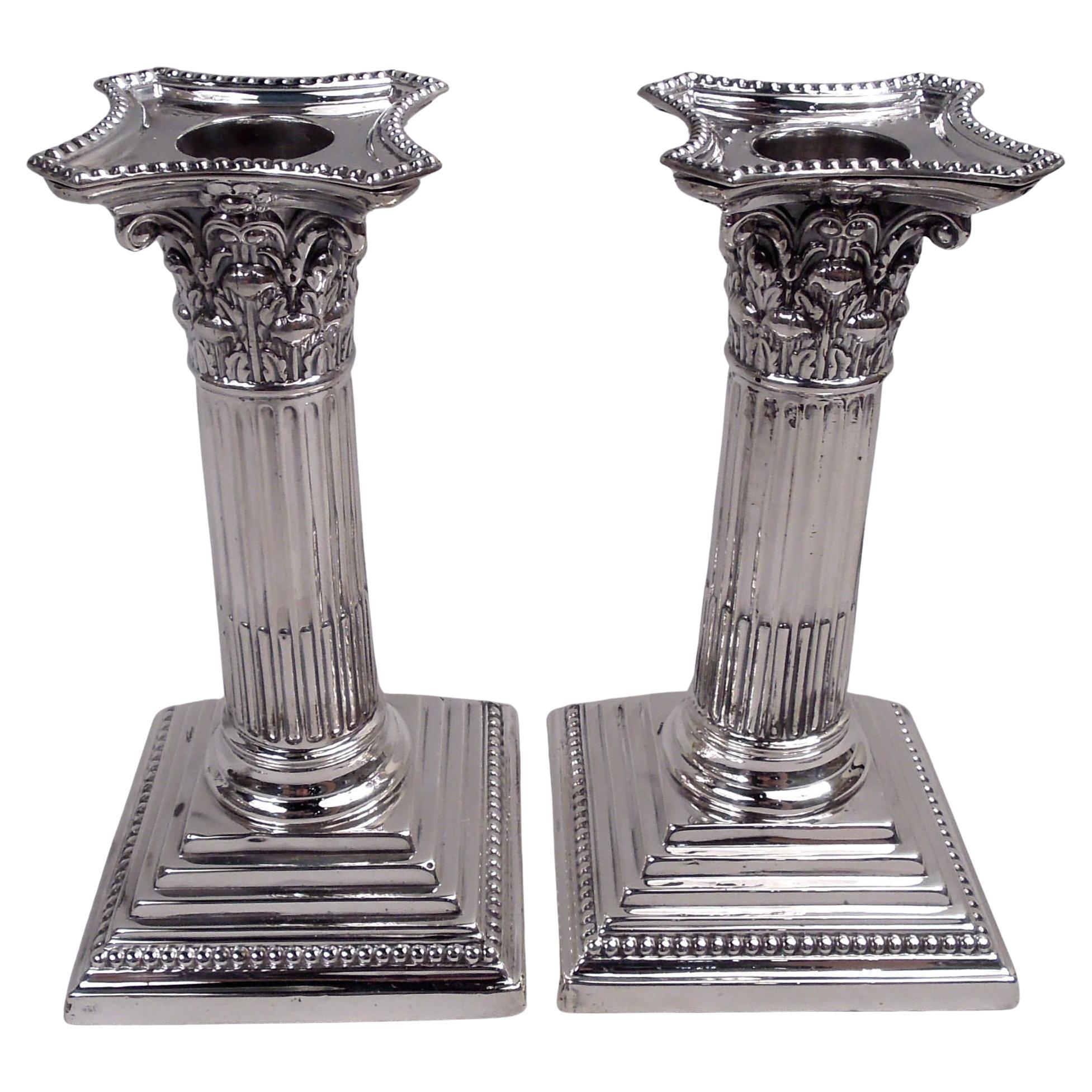 Paire de chandeliers à colonne de style néoclassique victorien anglais 1893 en vente