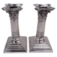 Paire de chandeliers à colonne de style néoclassique victorien anglais 1893