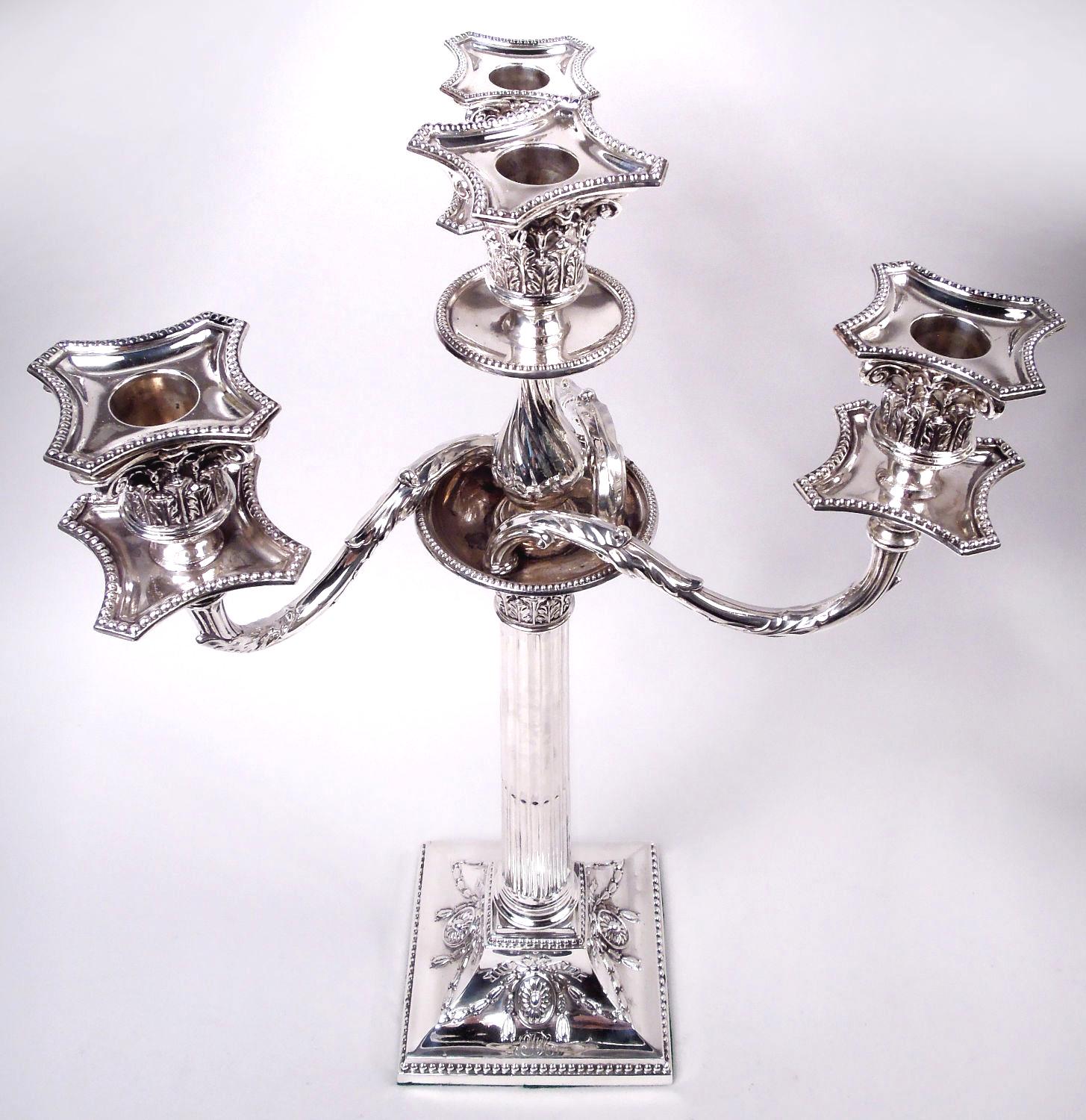 Coppia di candelabri inglesi vittoriani neoclassici a 4 luci in argento sterling. Prodotto da Hawksworth, Eyre & Co. Ltd. a Sheffield nel 1882. Ciascuno: Presa centrale a capitello corinzio montata su un piatto di cera rotondo a sua volta montato su