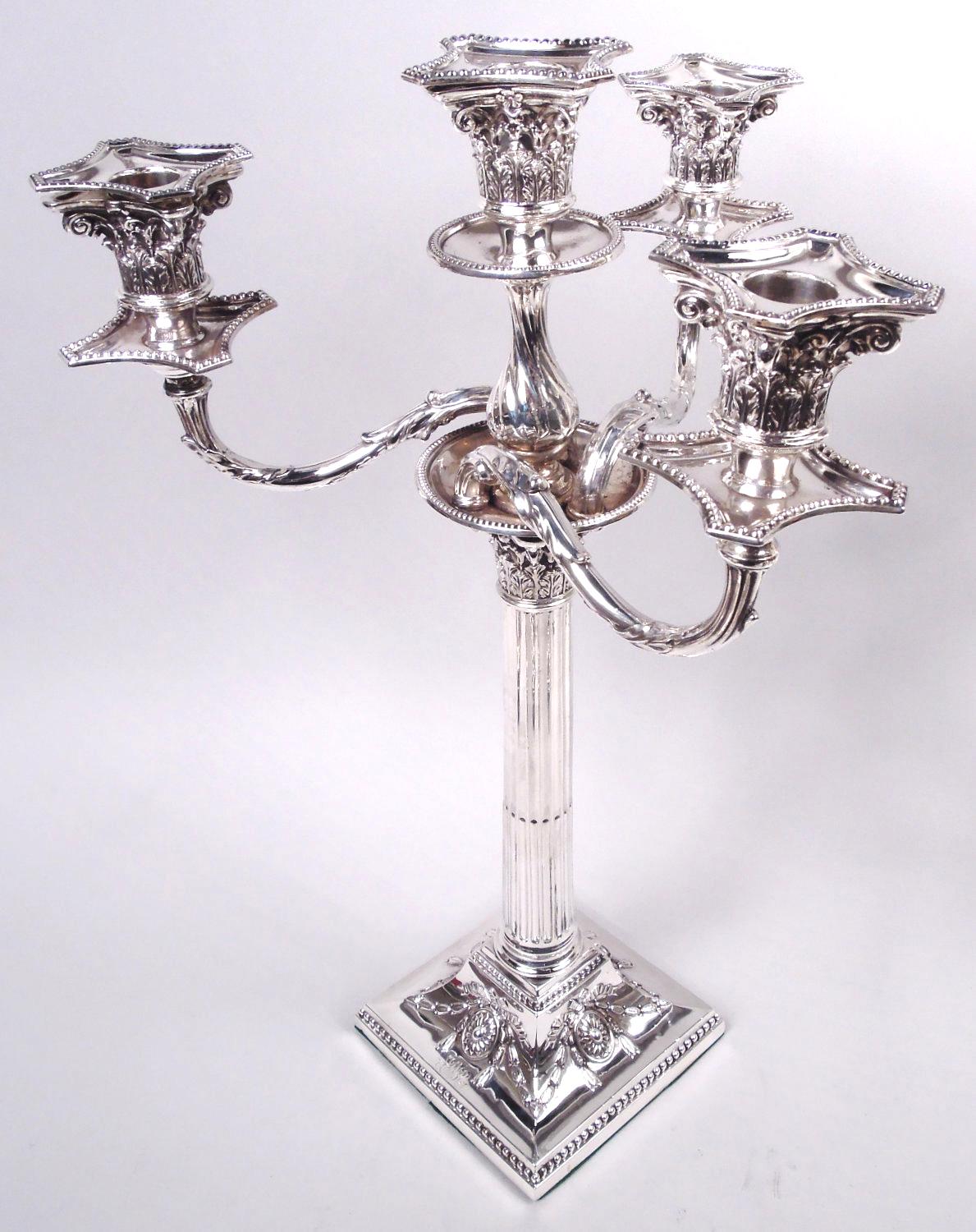 Neoclassico Coppia di candelabri vittoriani neoclassici inglesi a 4 luci in argento, 1882 in vendita