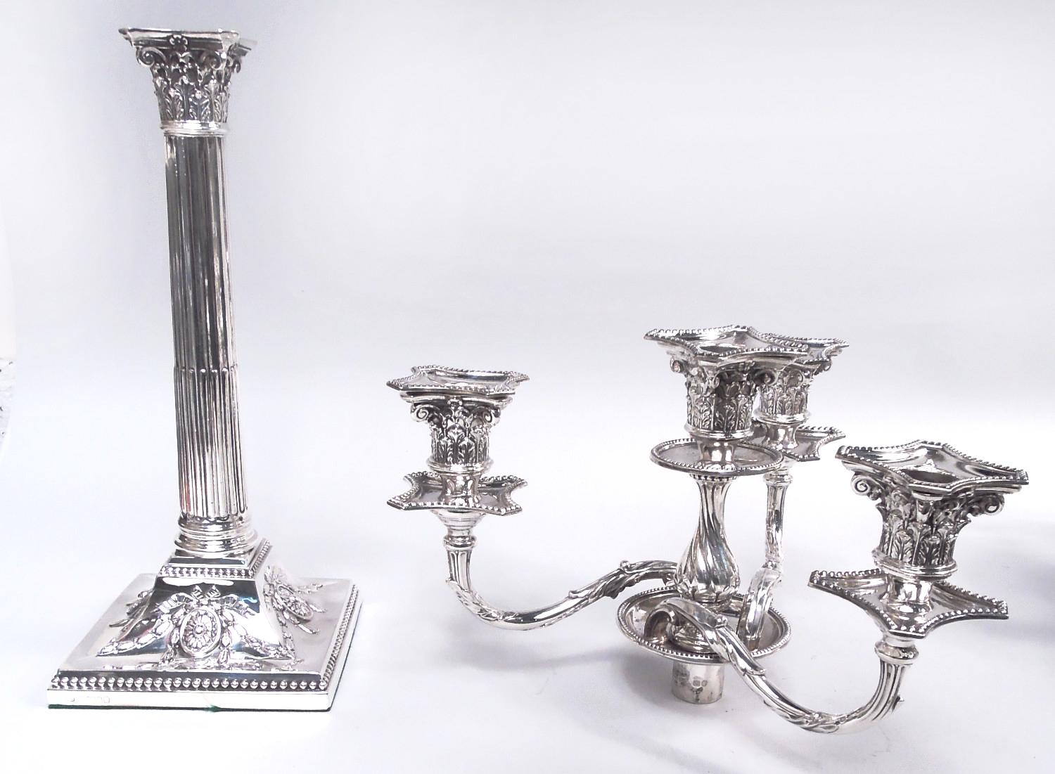 Britannico Coppia di candelabri vittoriani neoclassici inglesi a 4 luci in argento, 1882 in vendita