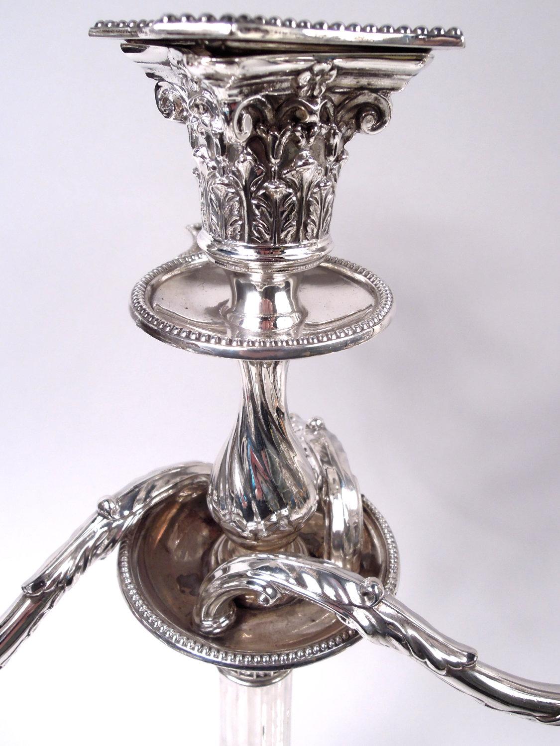 Coppia di candelabri vittoriani neoclassici inglesi a 4 luci in argento, 1882 In condizioni buone in vendita a New York, NY