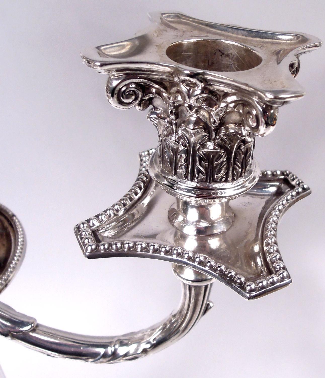 Fine XIX secolo Coppia di candelabri vittoriani neoclassici inglesi a 4 luci in argento, 1882 in vendita