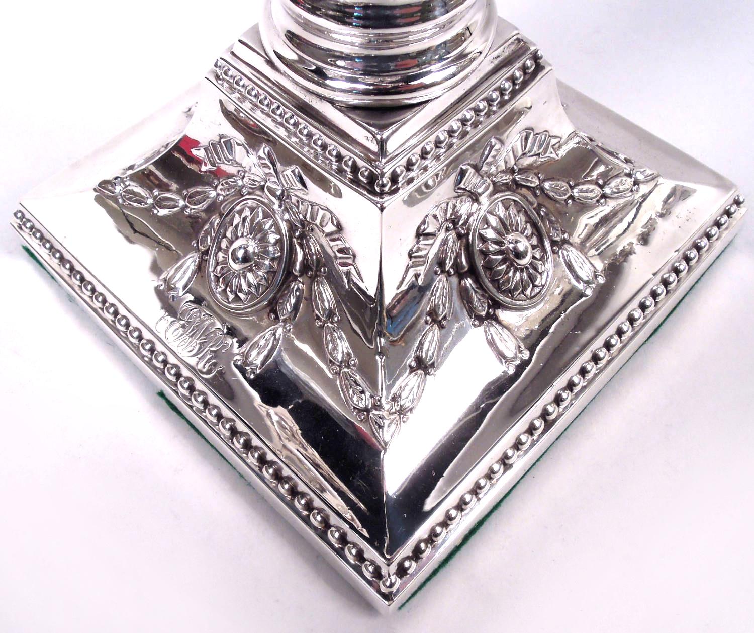 Argento 925 Coppia di candelabri vittoriani neoclassici inglesi a 4 luci in argento, 1882 in vendita