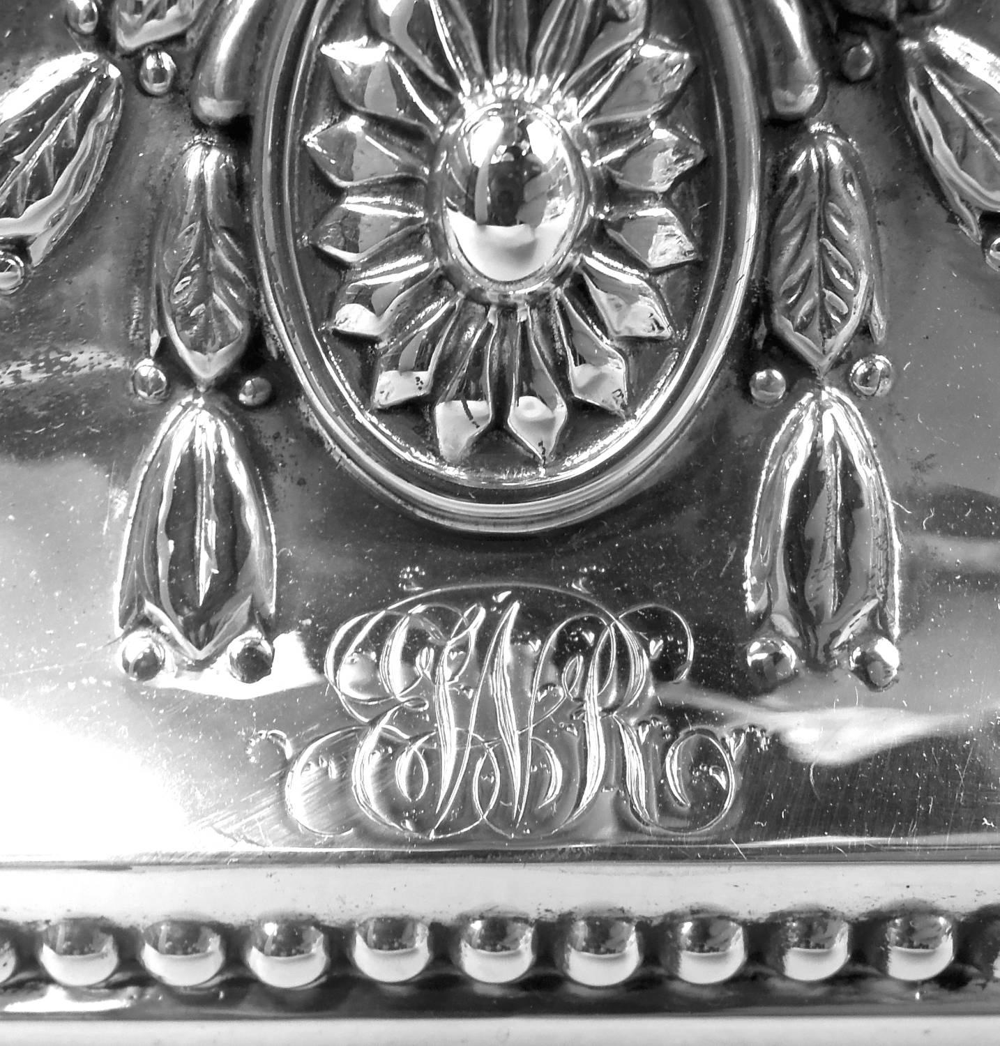 Coppia di candelabri vittoriani neoclassici inglesi a 4 luci in argento, 1882 in vendita 1