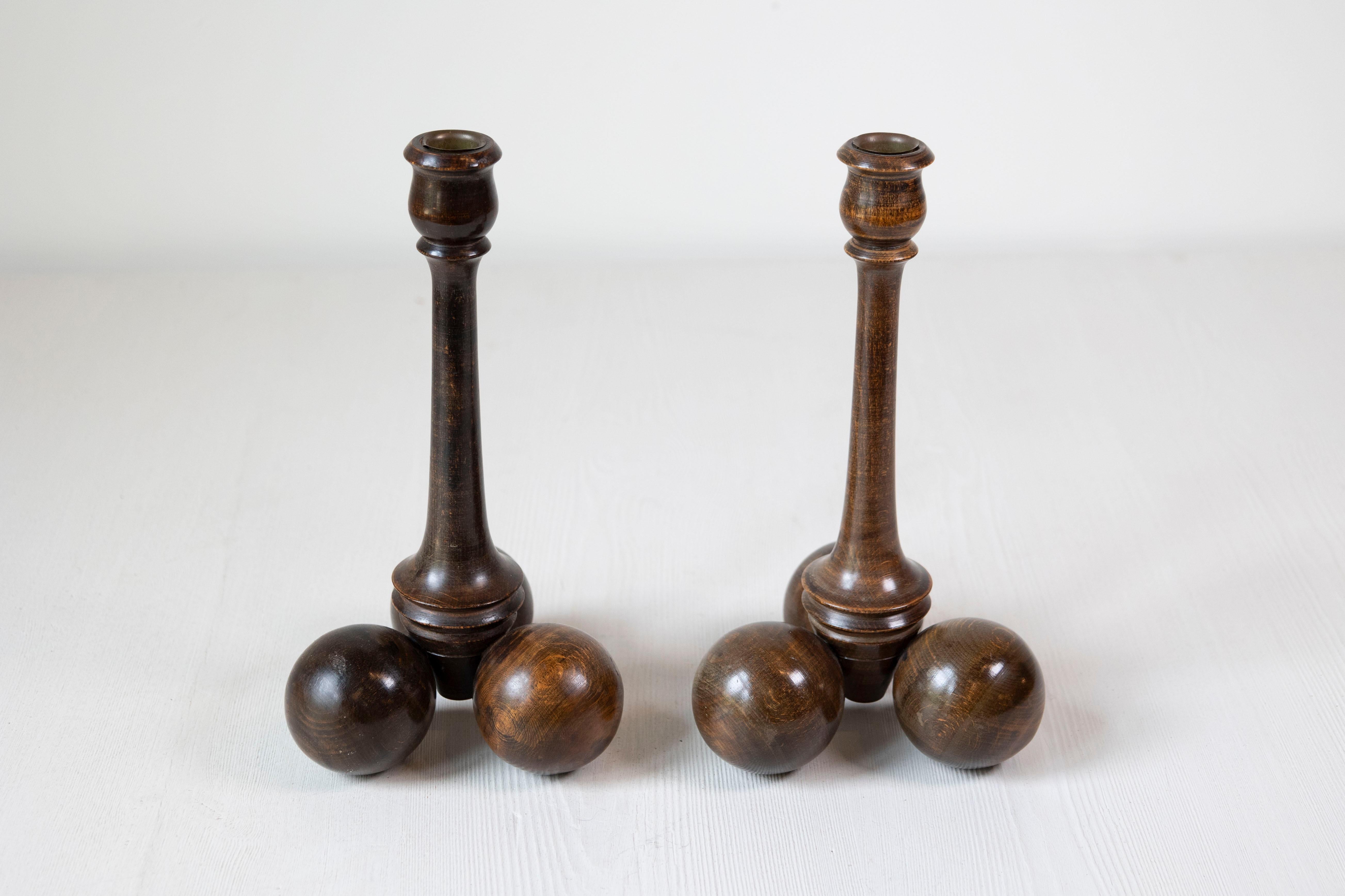 Coppia di candelieri in legno di epoca vittoriana della fine del XIX secolo, con bobèches di forma tubolare e basi sferiche tripartite. Creati in Inghilterra durante gli ultimi anni del regno della Regina Vittoria nel XIX secolo, ognuno di questi