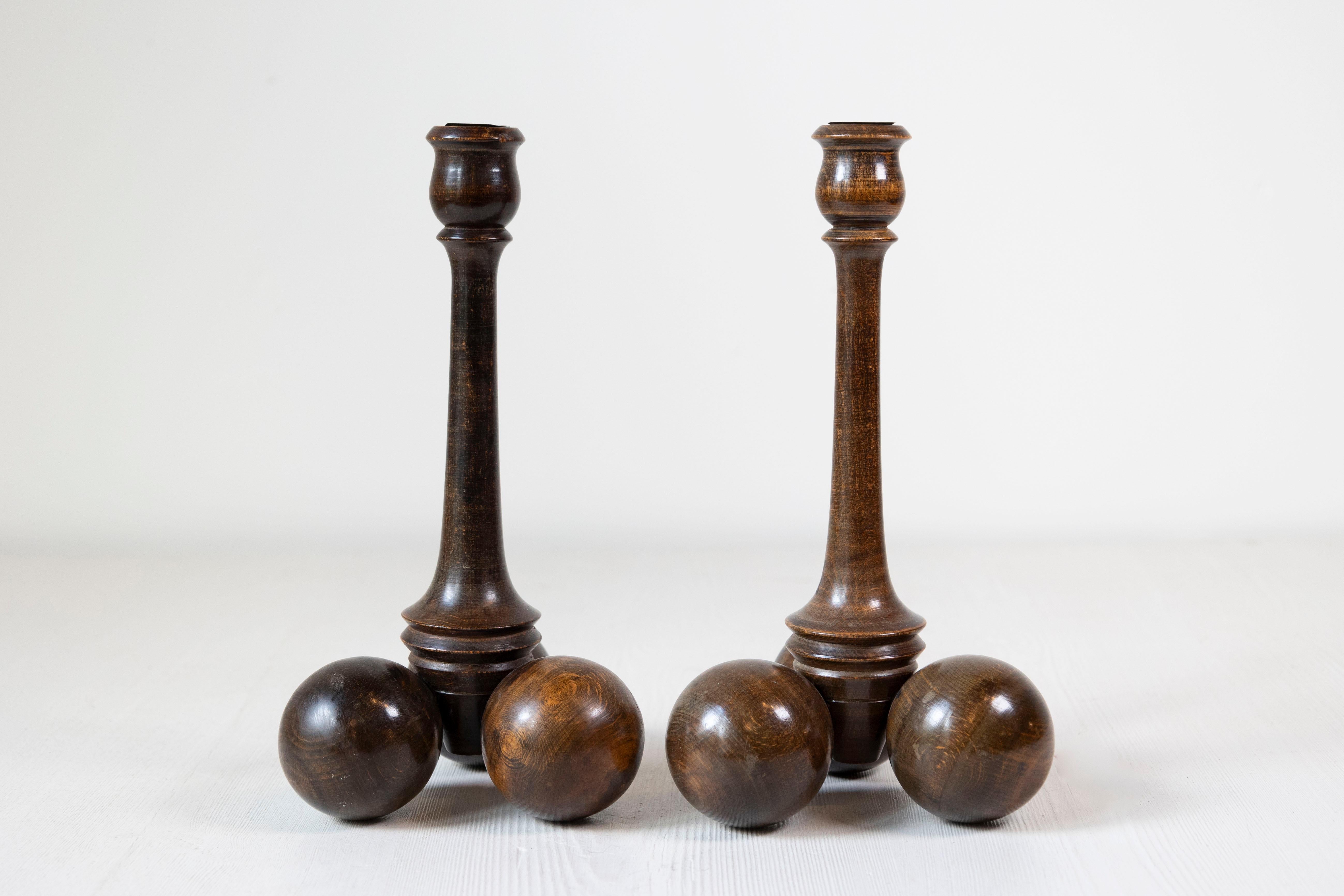 Inglese Coppia di candelieri con base a sfera di epoca vittoriana inglese della fine del XIX secolo in vendita