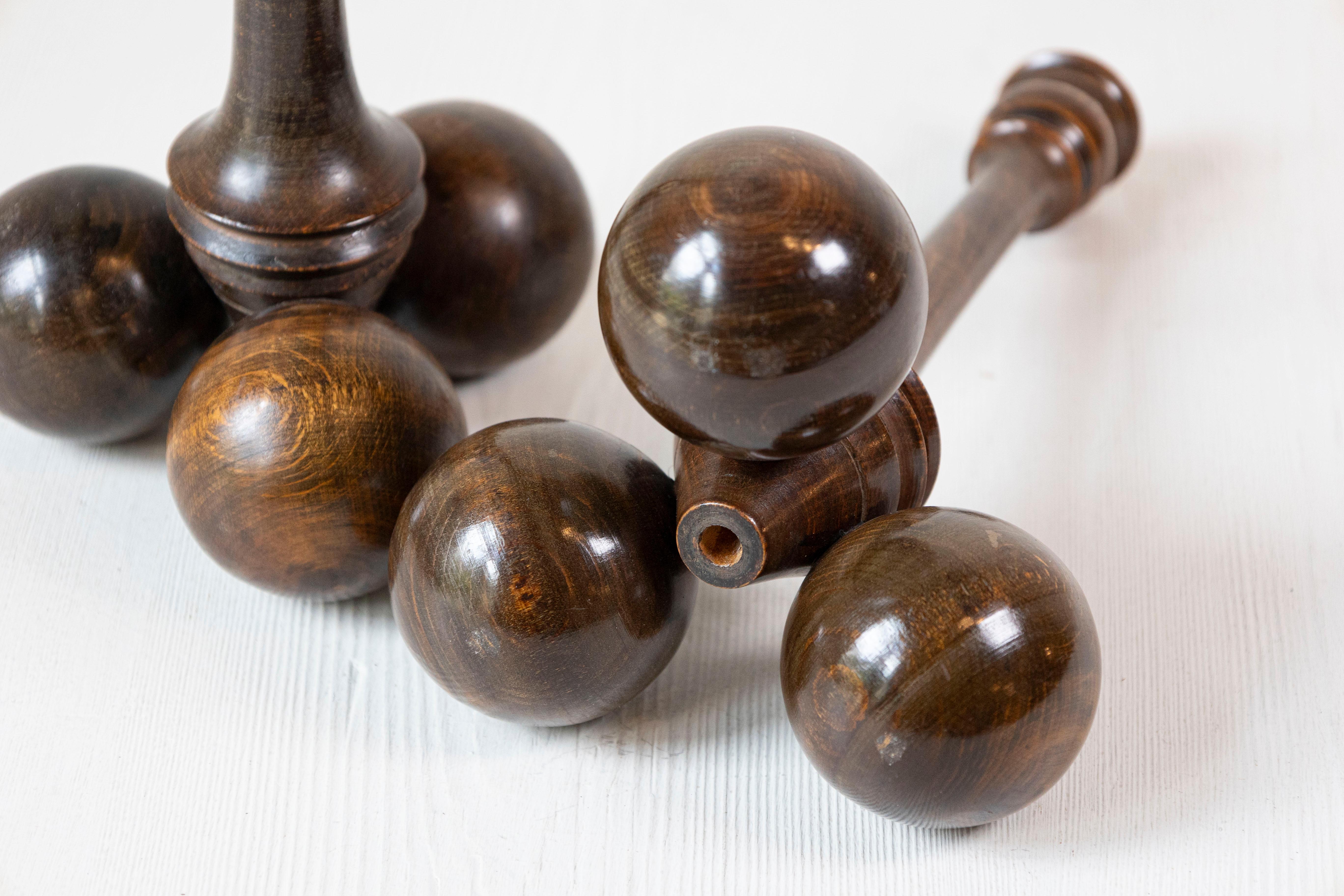 Coppia di candelieri con base a sfera di epoca vittoriana inglese della fine del XIX secolo In condizioni buone in vendita a Atlanta, GA