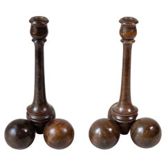 Pareja de candelabros con base de esfera de la época victoriana inglesa de finales del siglo XIX