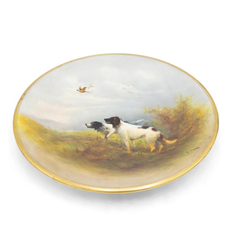 COPPIA di piatti da parete rotondi in porcellana inglese vittoriana Royal Devon con scena di due cani da caccia, riparazione su un piatto (firmato R. HINTON) (PREZZO COME COPPIA).

Condit: (1 con riparazione)