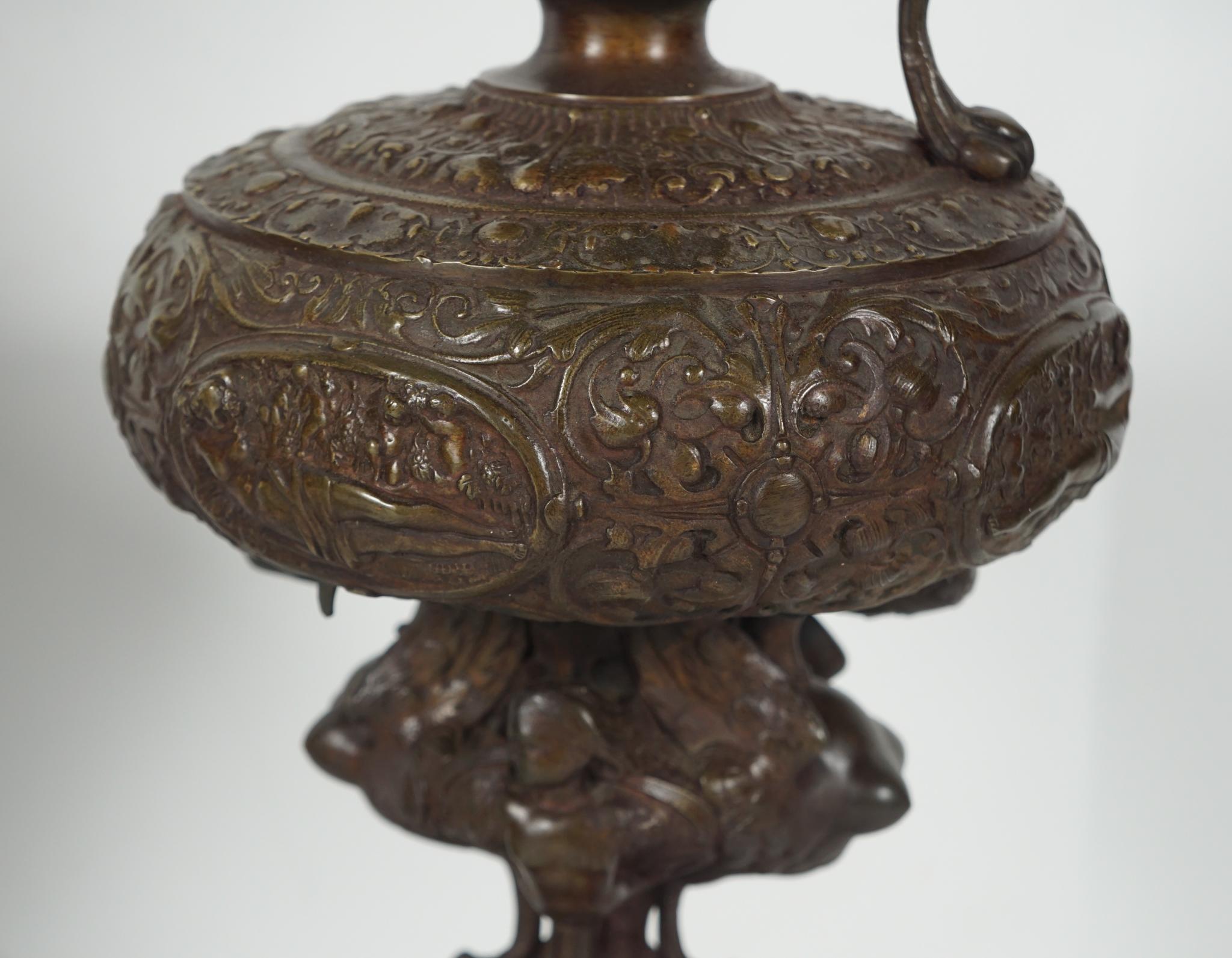 Inglese Coppia di cappe in bronzo fuso di epoca vittoriana inglese e rinascimentale in vendita