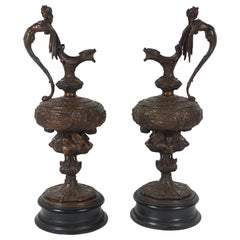 Paire d'aiguières anglaises en bronze coulé de style néo-renaissance victorien