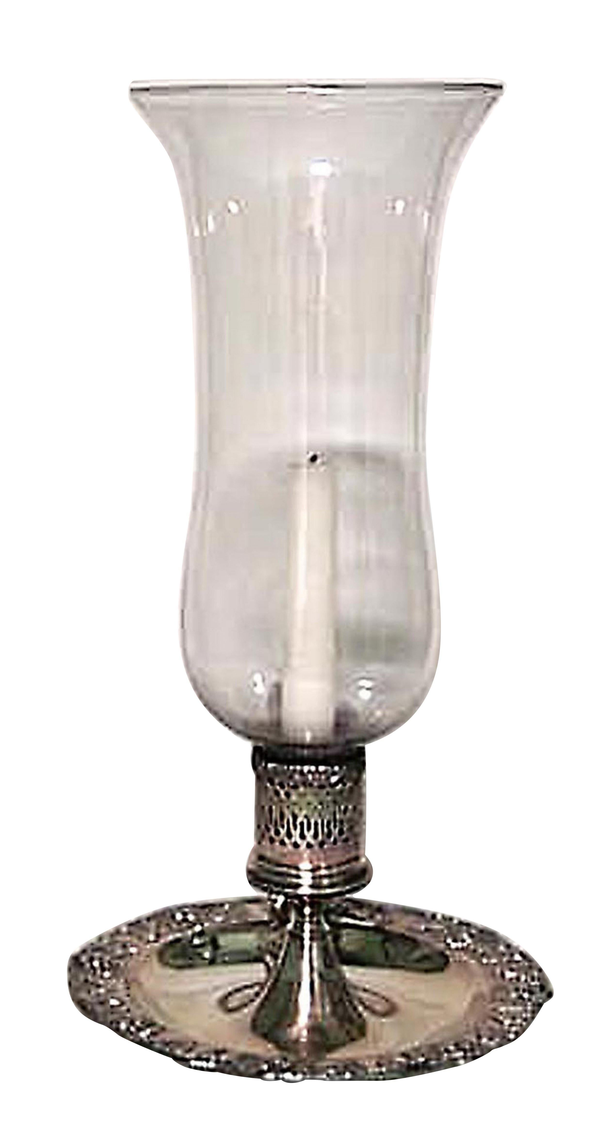 Victorien Paire de chandeliers victoriens anglais en métal argenté avec abat-jours en forme d'ouragan en vente